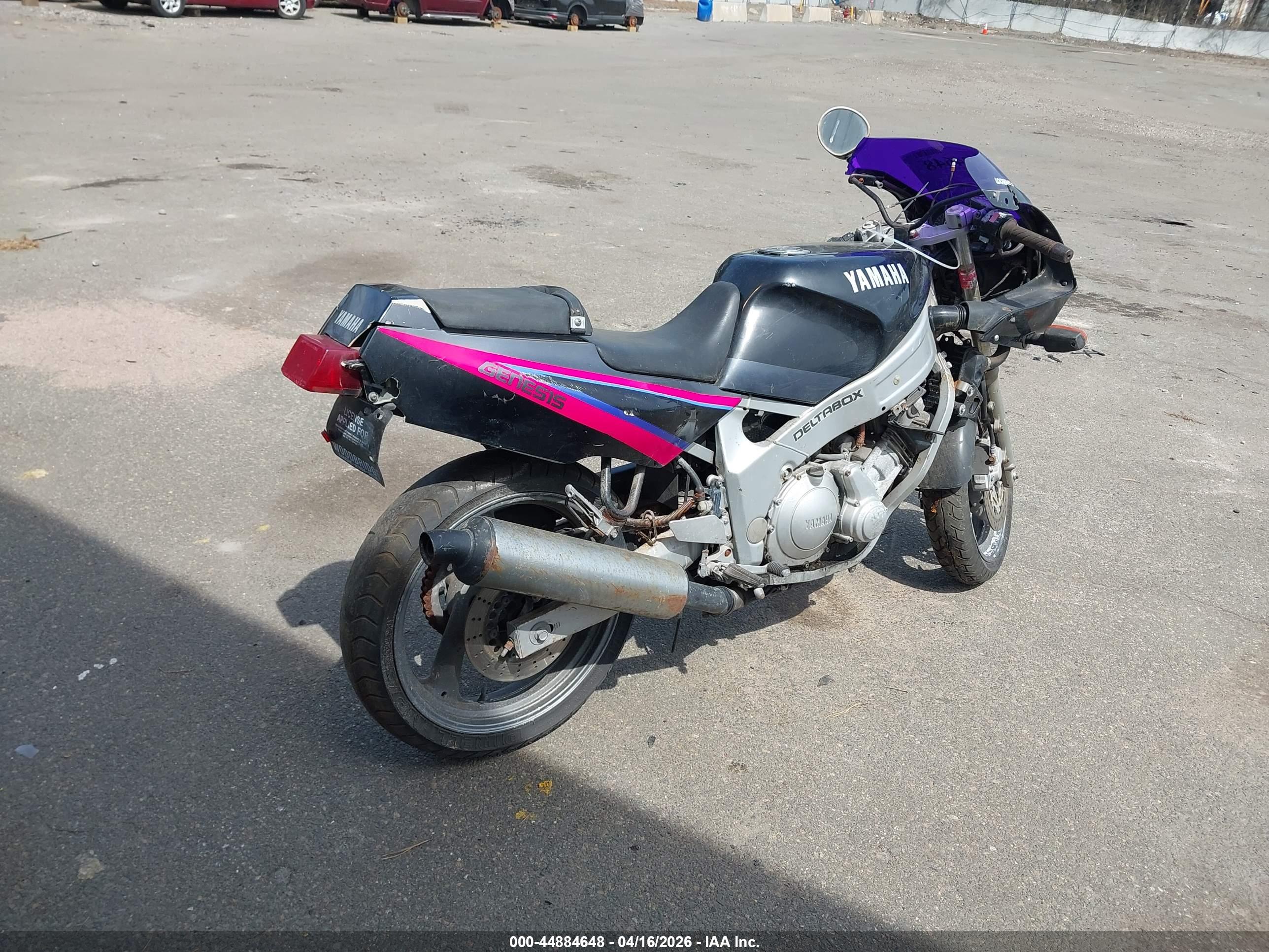 YAMAHA FZR600 image 4