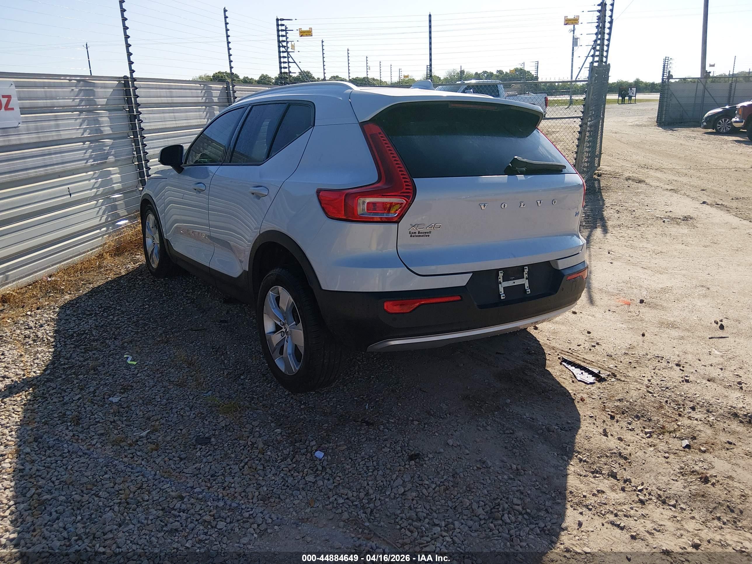 VOLVO XC40 image 3