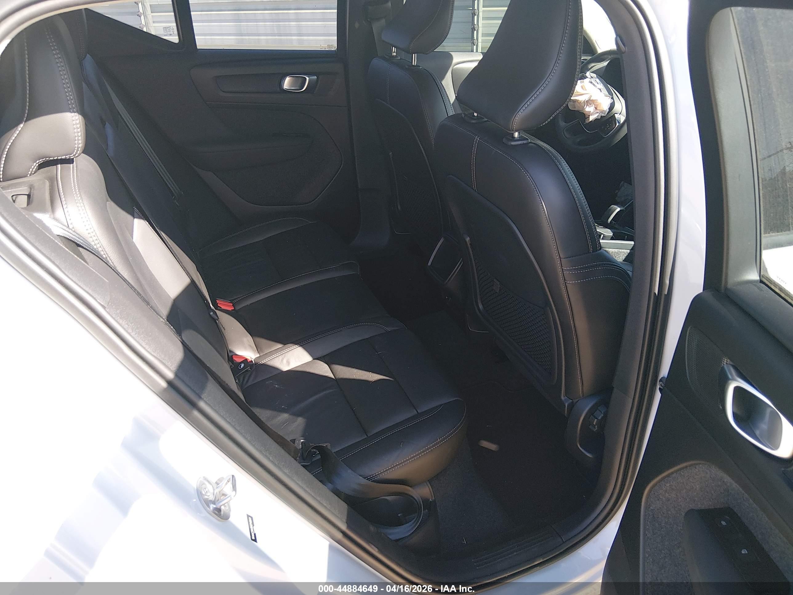 VOLVO XC40 image 8