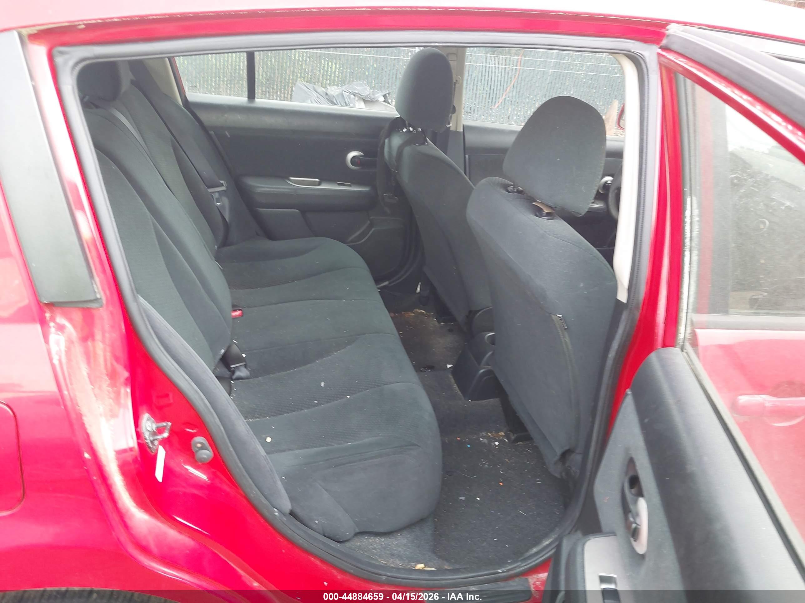 NISSAN VERSA image 8