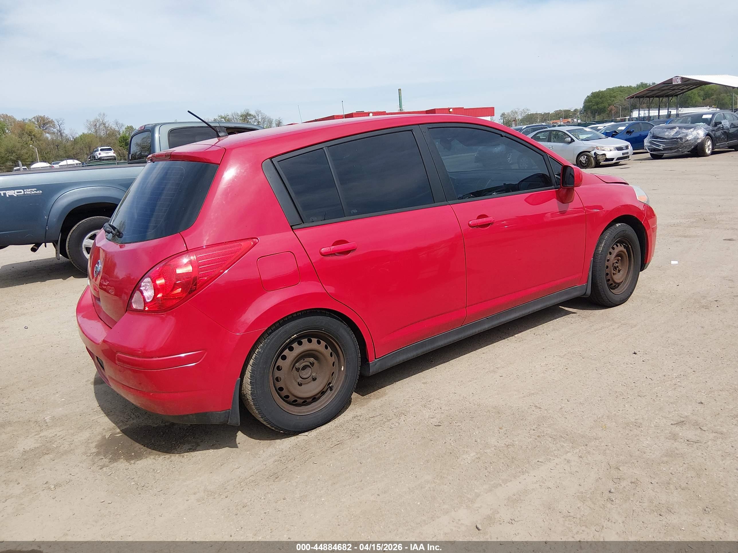 NISSAN VERSA image 4