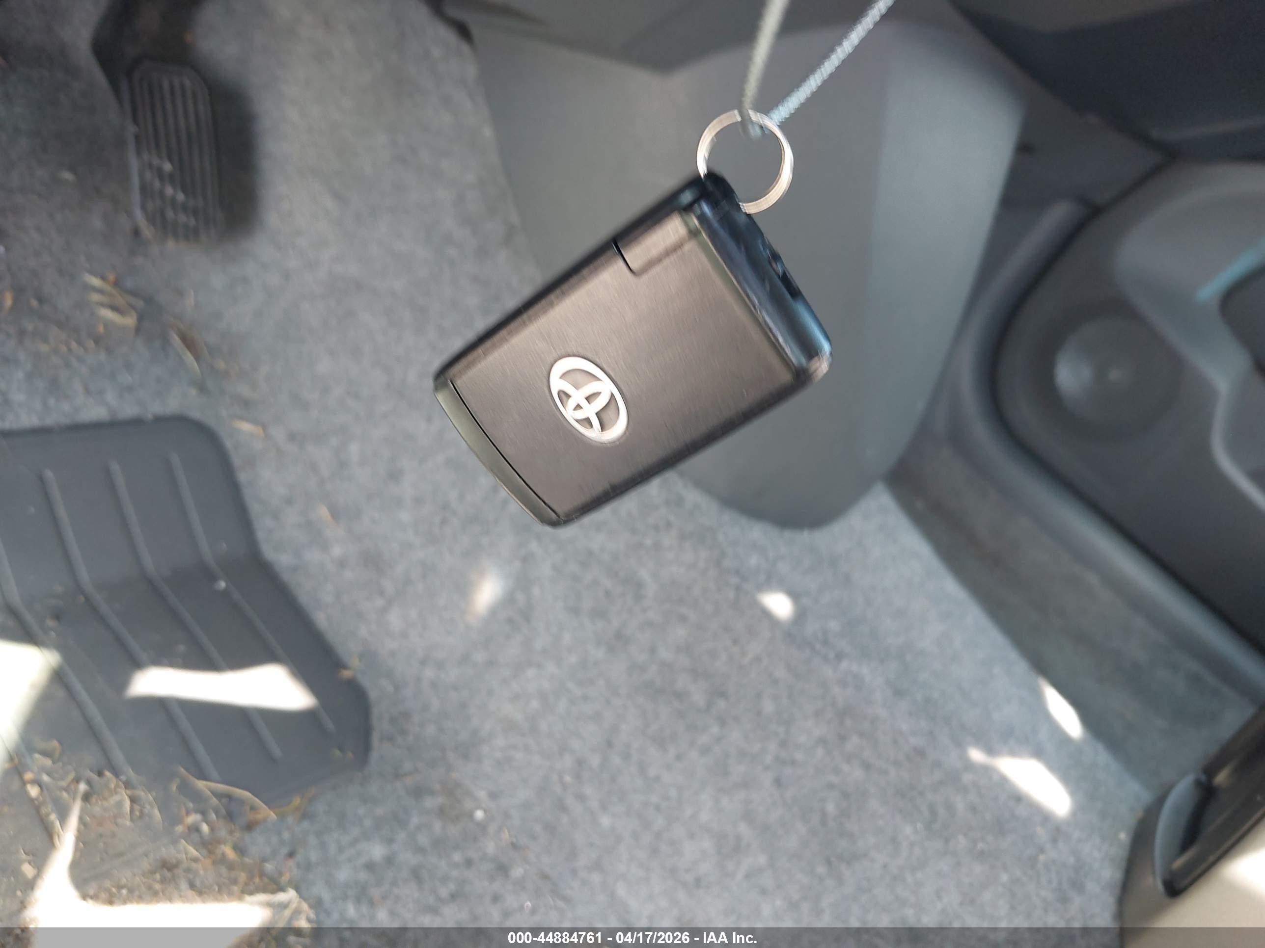 TOYOTA PRIUS image 11