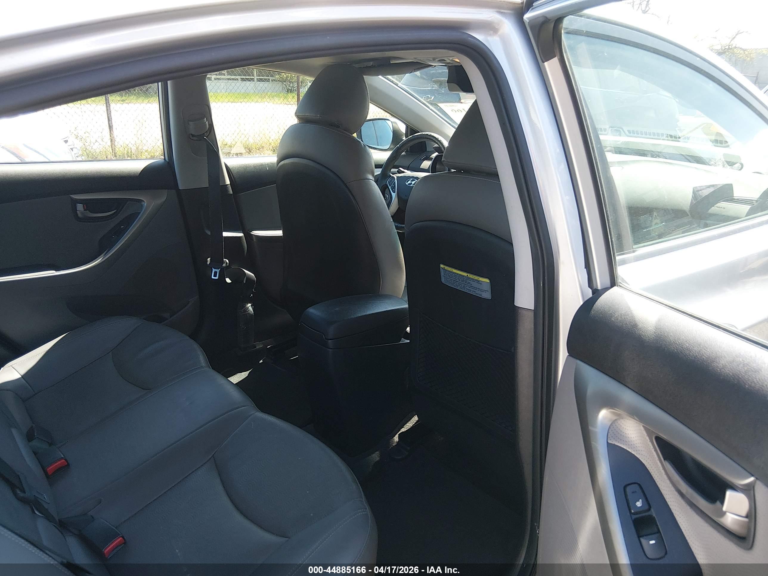 HYUNDAI ELANTRA image 8