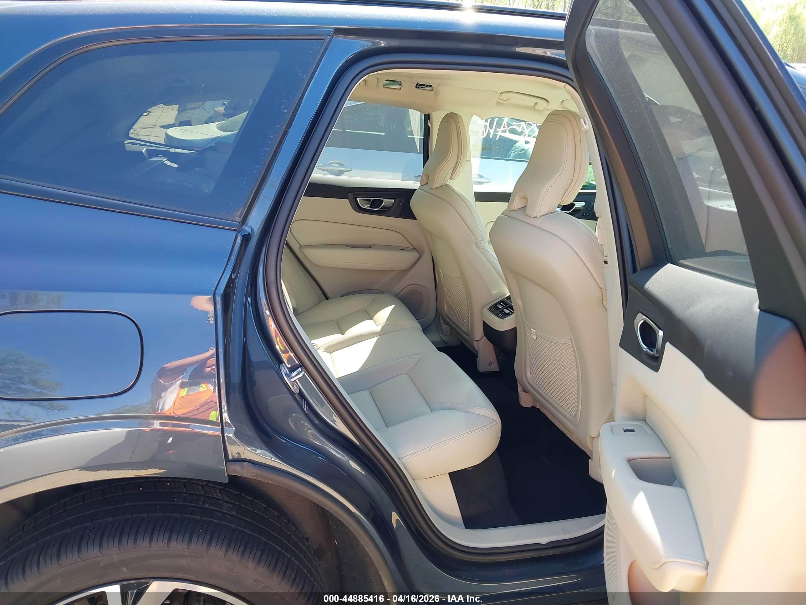 VOLVO XC60 image 8
