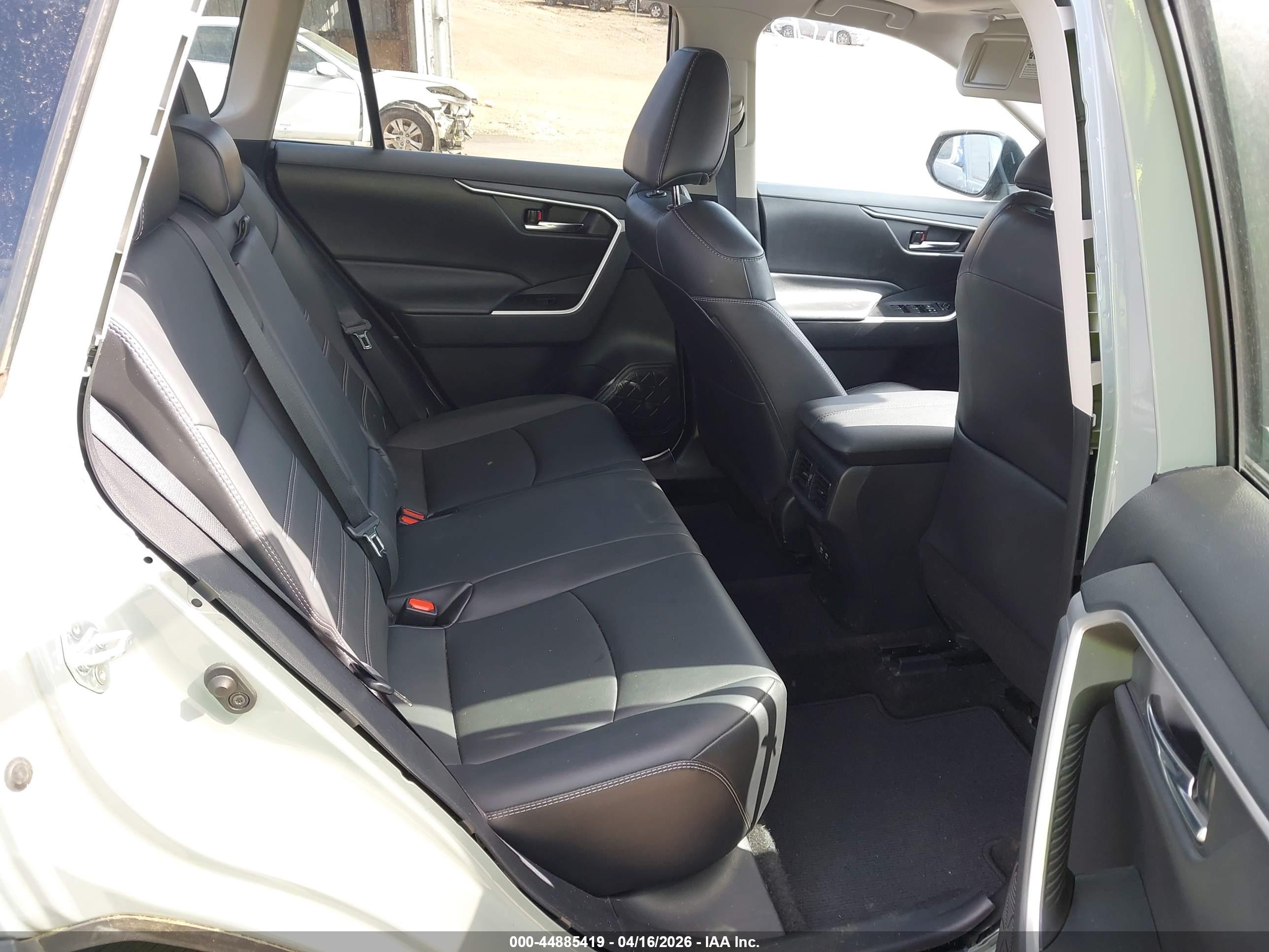 TOYOTA RAV4 image 8
