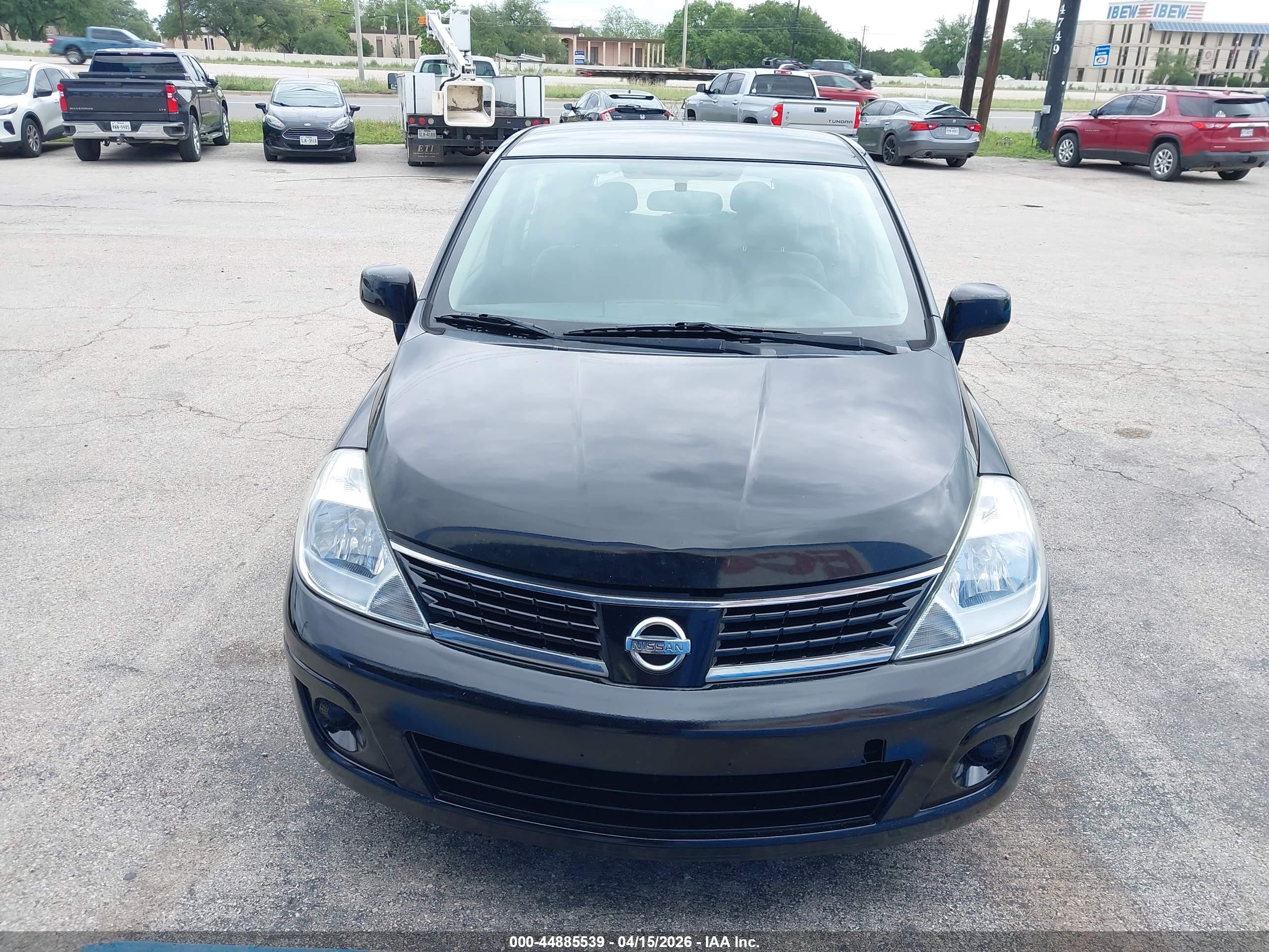 NISSAN VERSA image 6