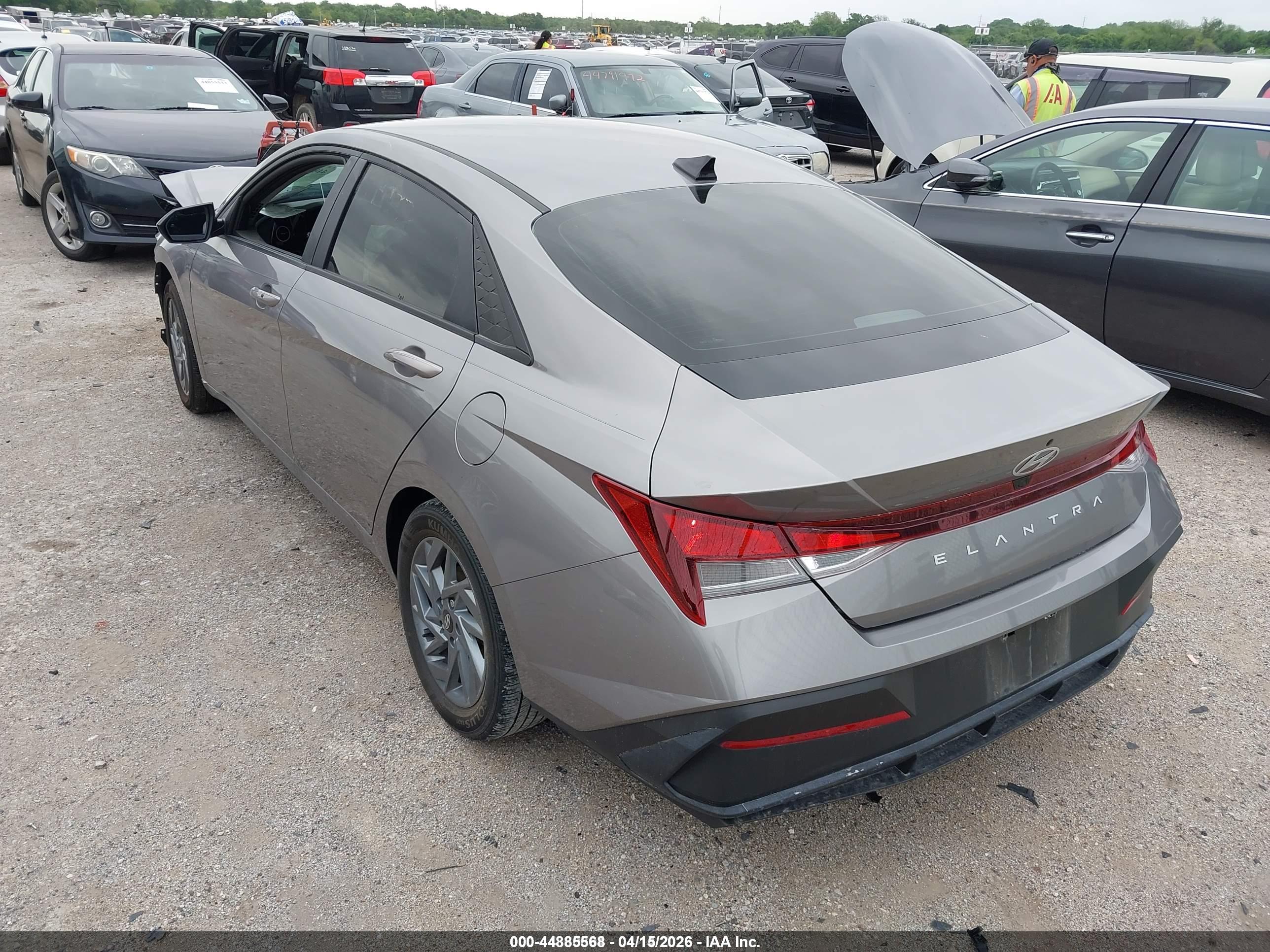 HYUNDAI ELANTRA image 3