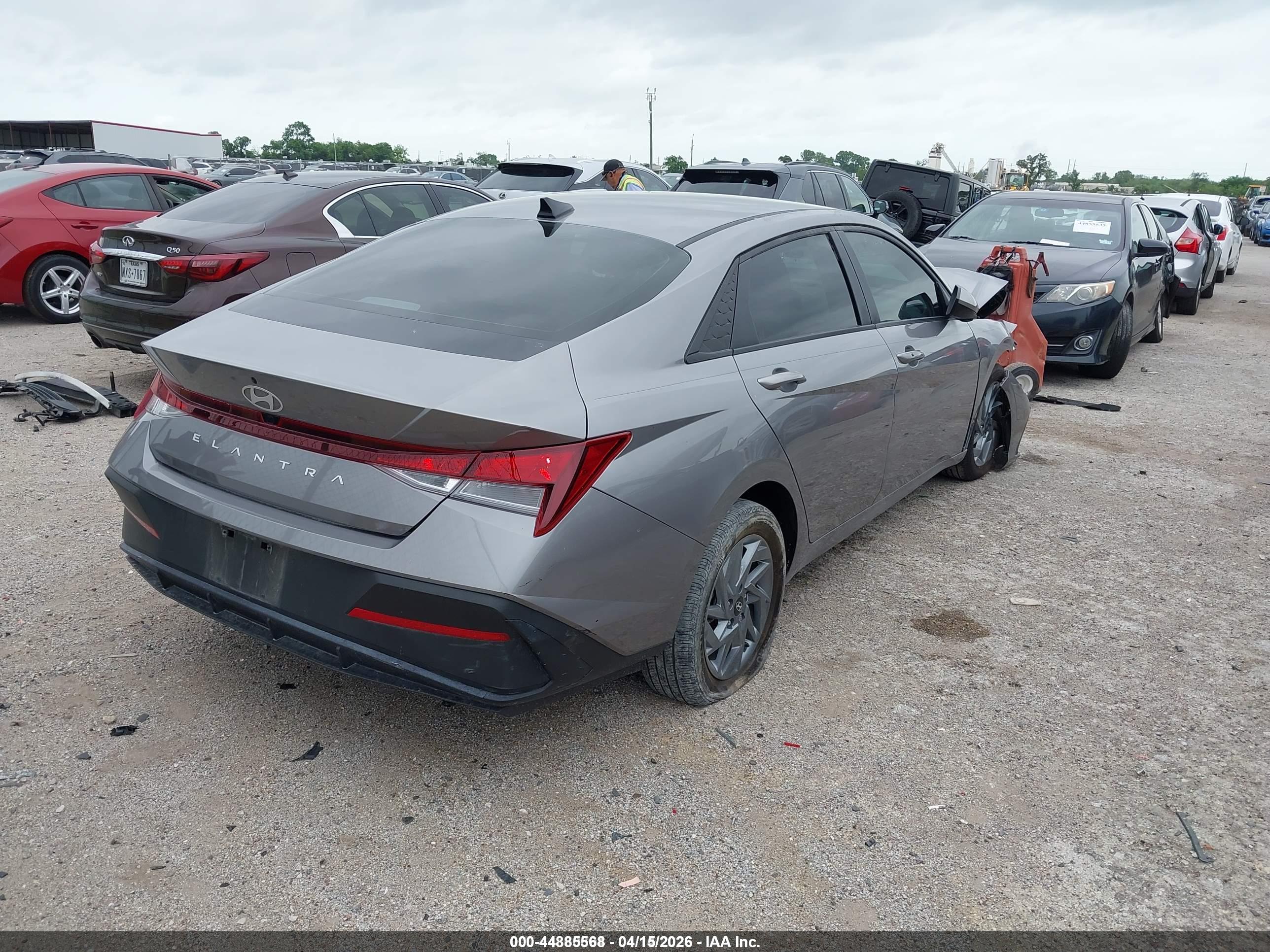 HYUNDAI ELANTRA image 4