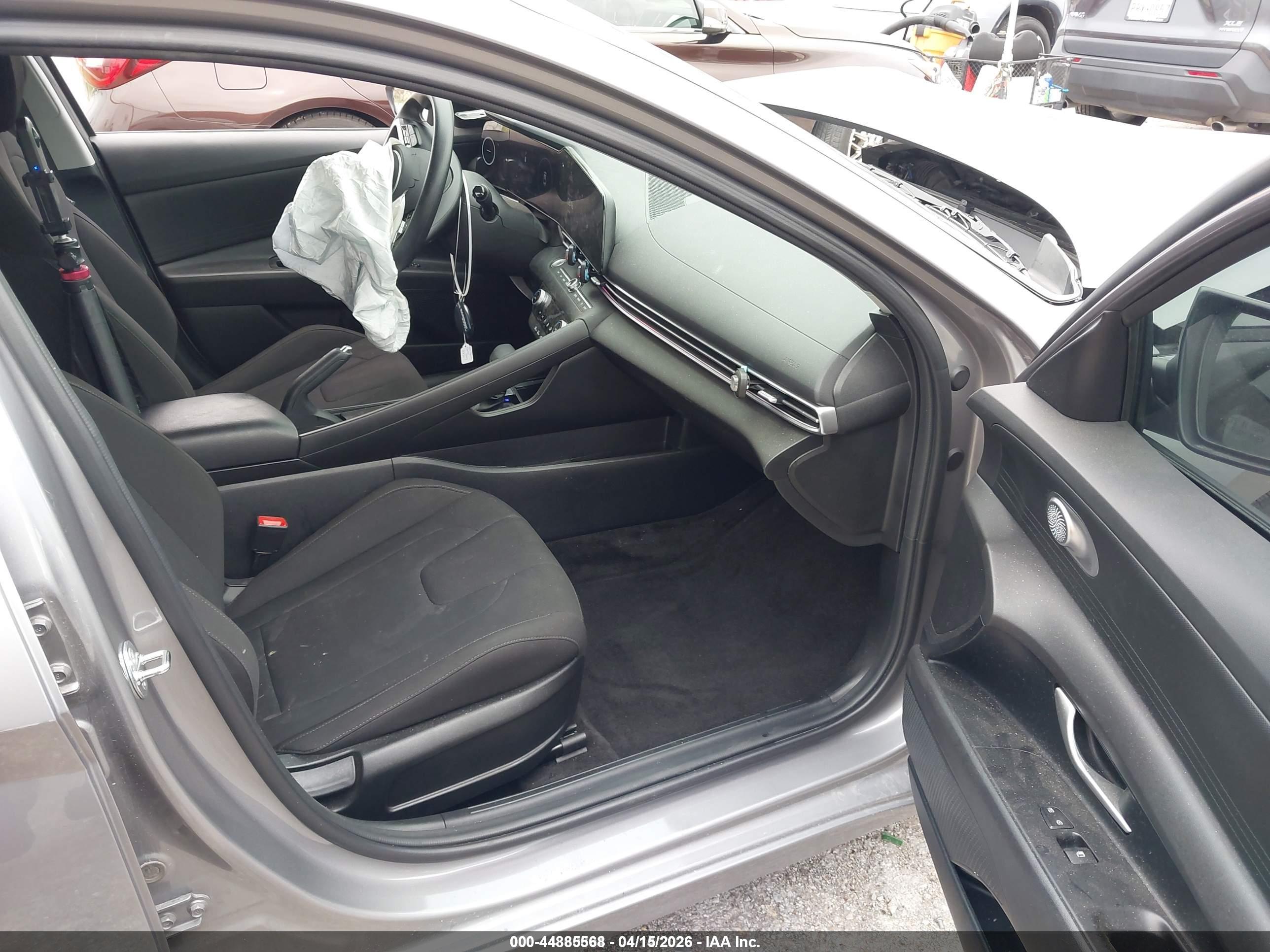 HYUNDAI ELANTRA image 5
