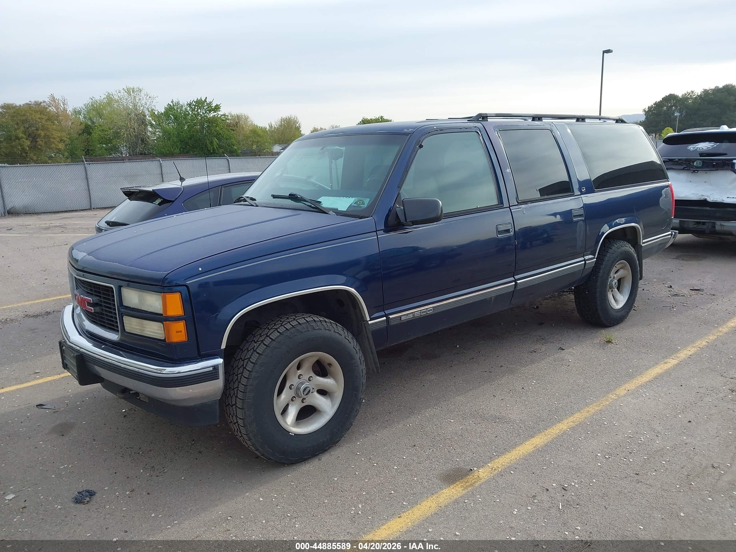 GMC SUBURBAN image 2