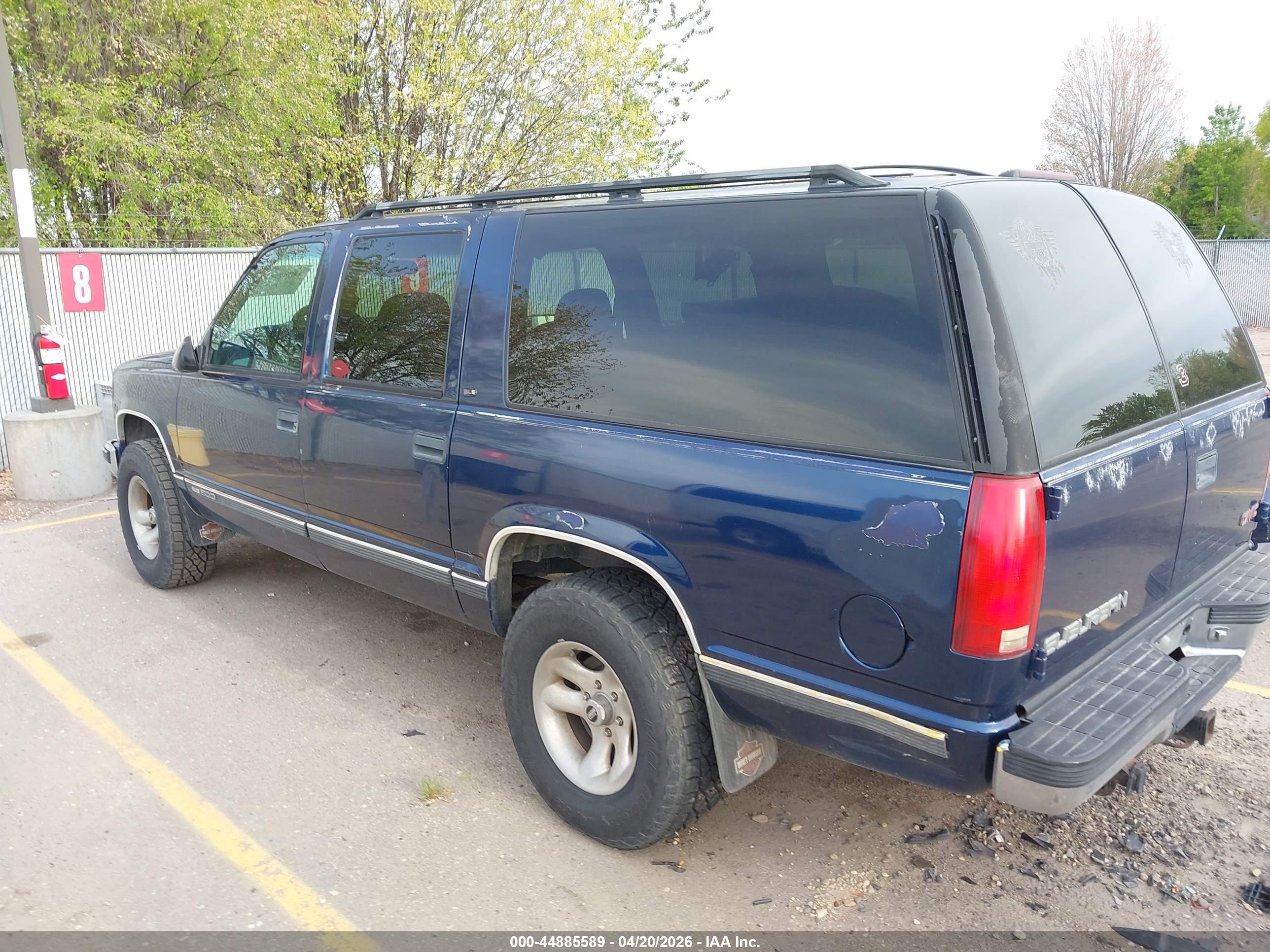 GMC SUBURBAN image 3