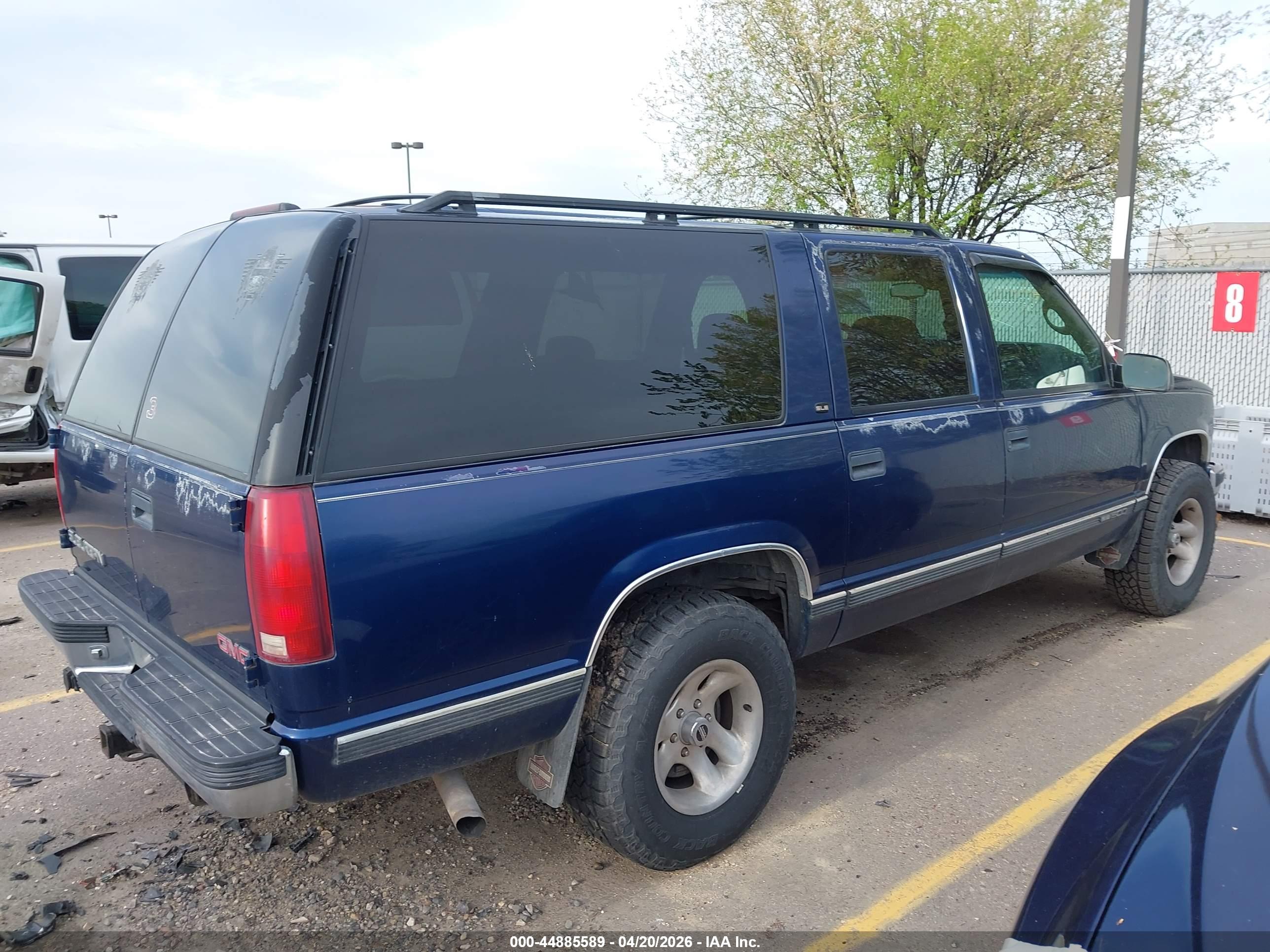 GMC SUBURBAN image 4