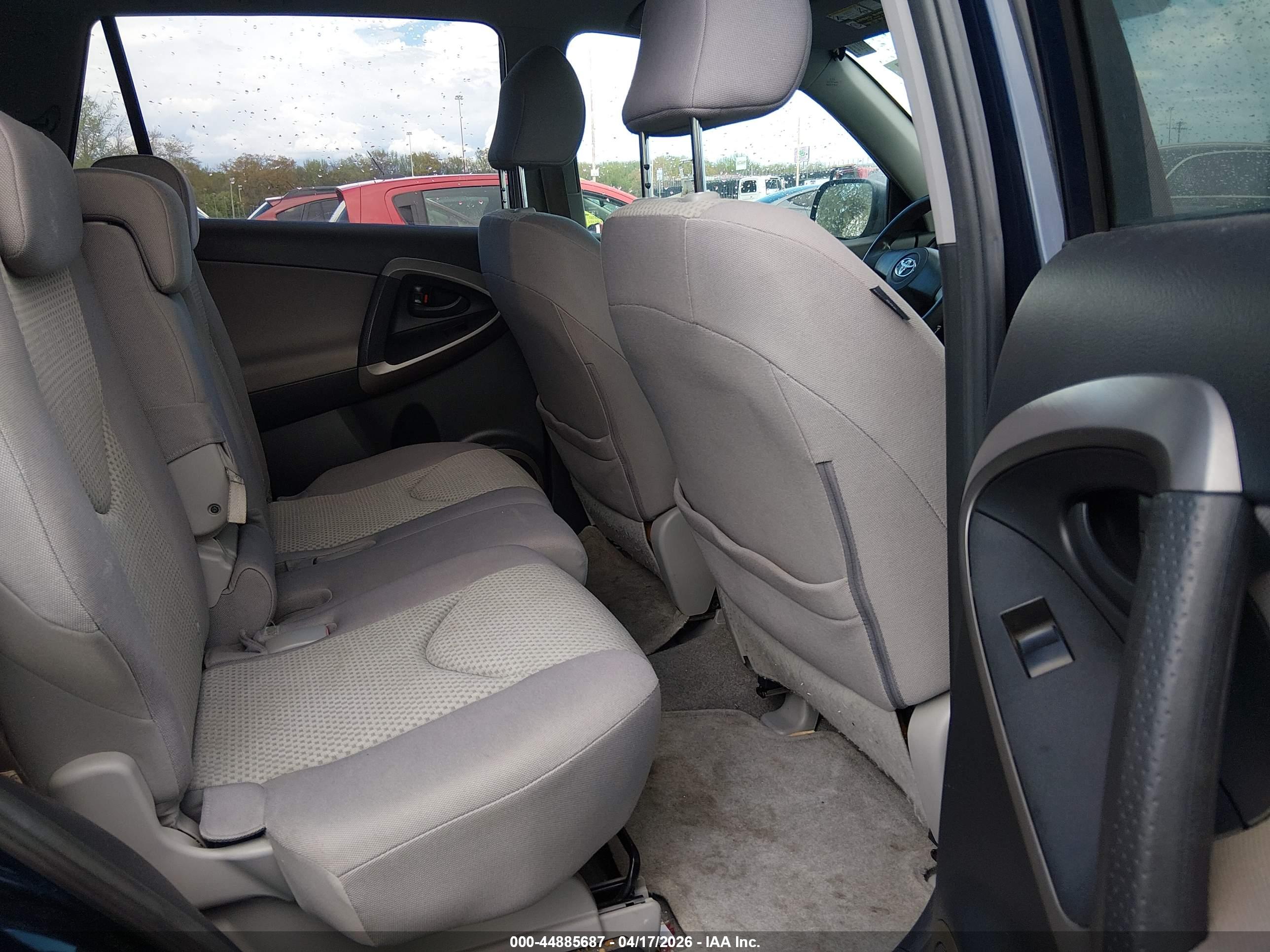 TOYOTA RAV4 image 8