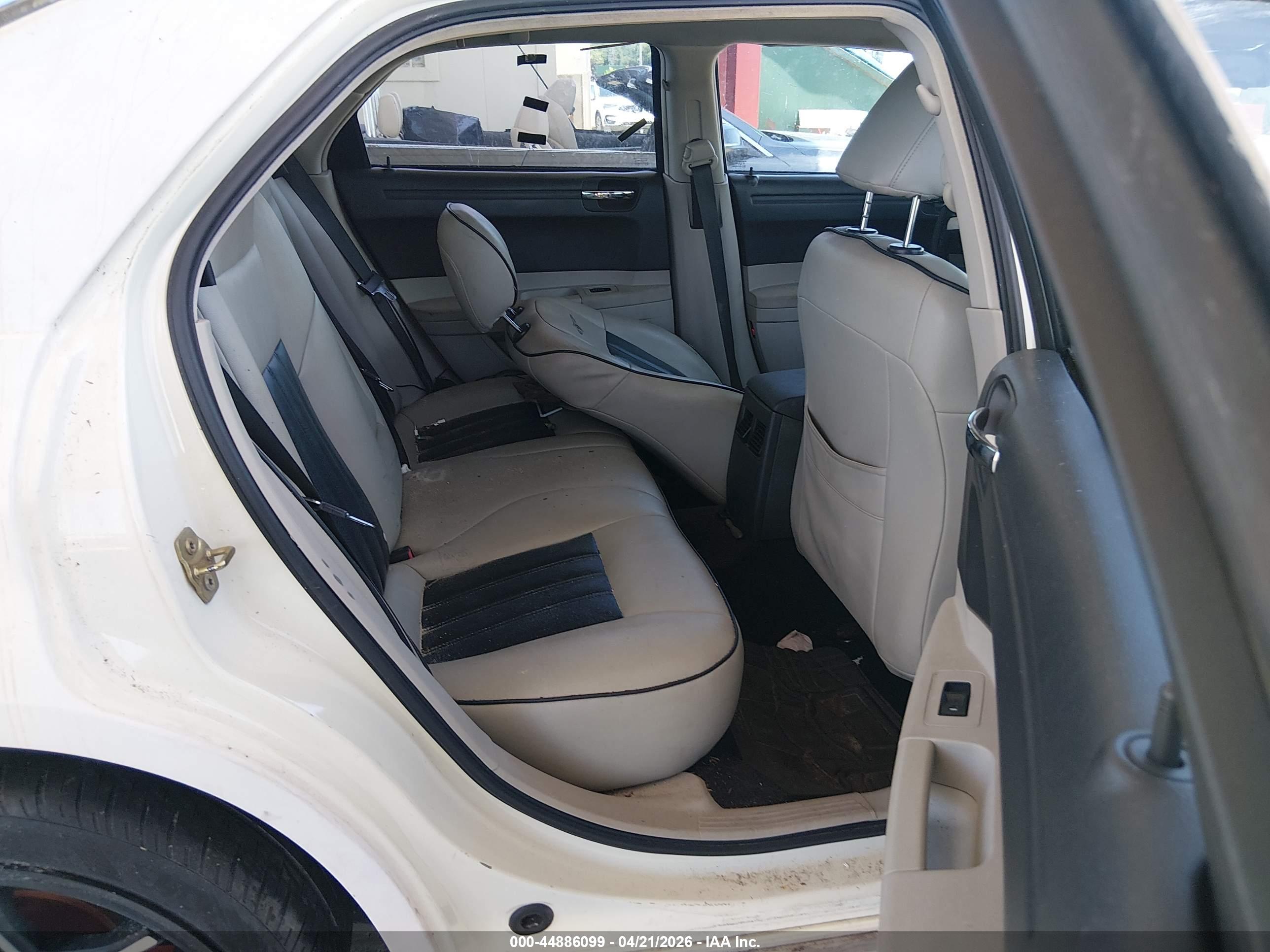 CHRYSLER 300 image 8