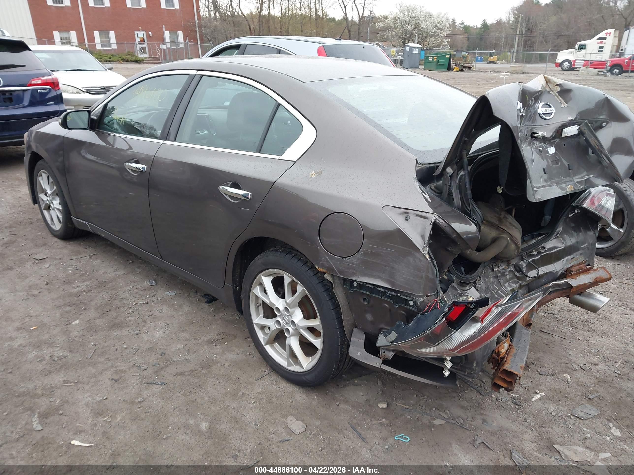 NISSAN MAXIMA image 3