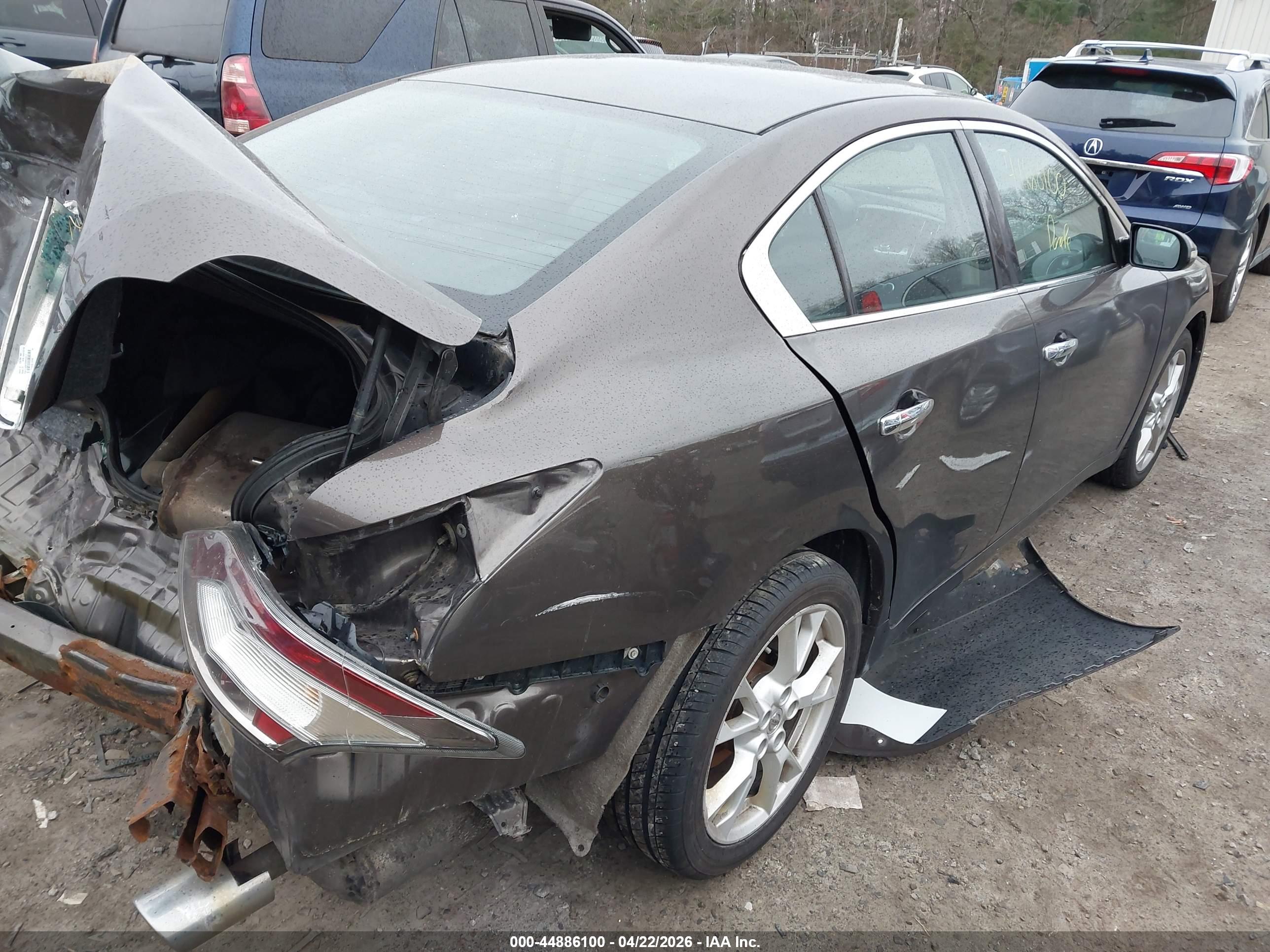 NISSAN MAXIMA image 4