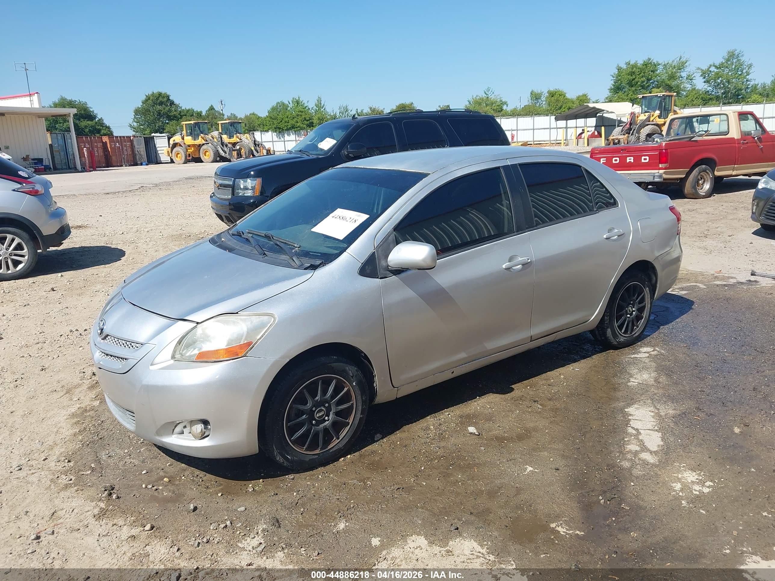 TOYOTA YARIS image 2