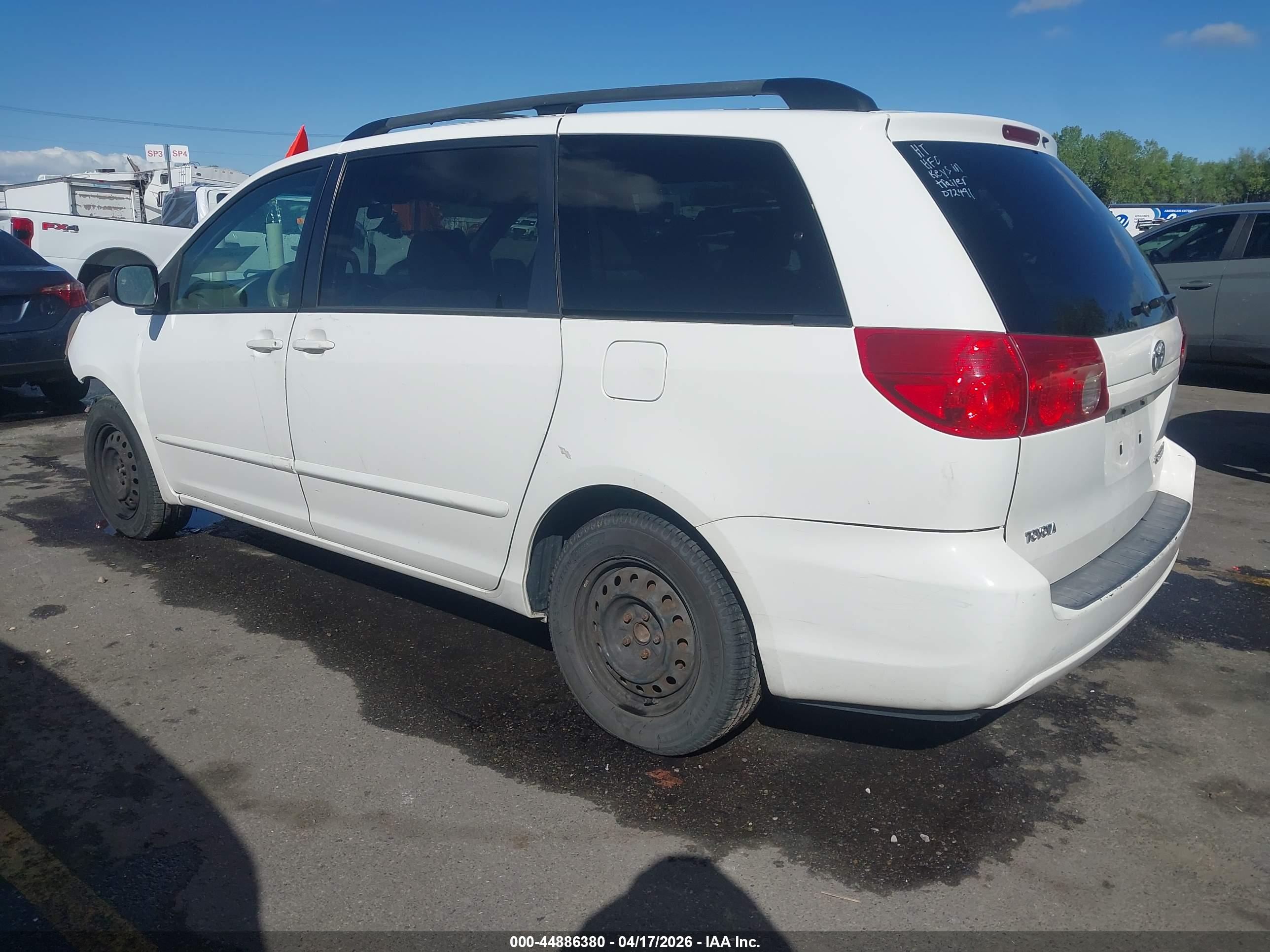 TOYOTA SIENNA image 3