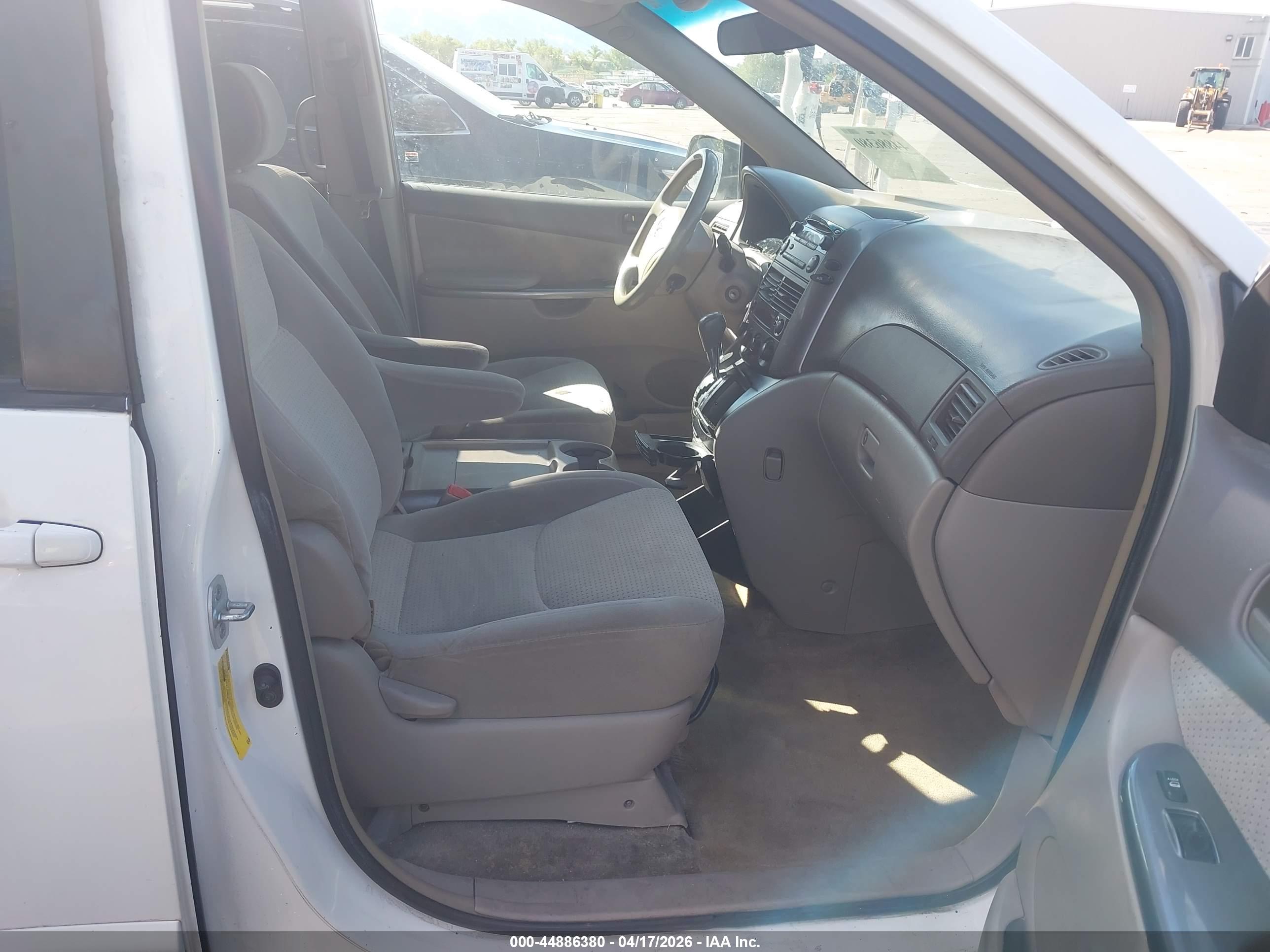TOYOTA SIENNA image 5
