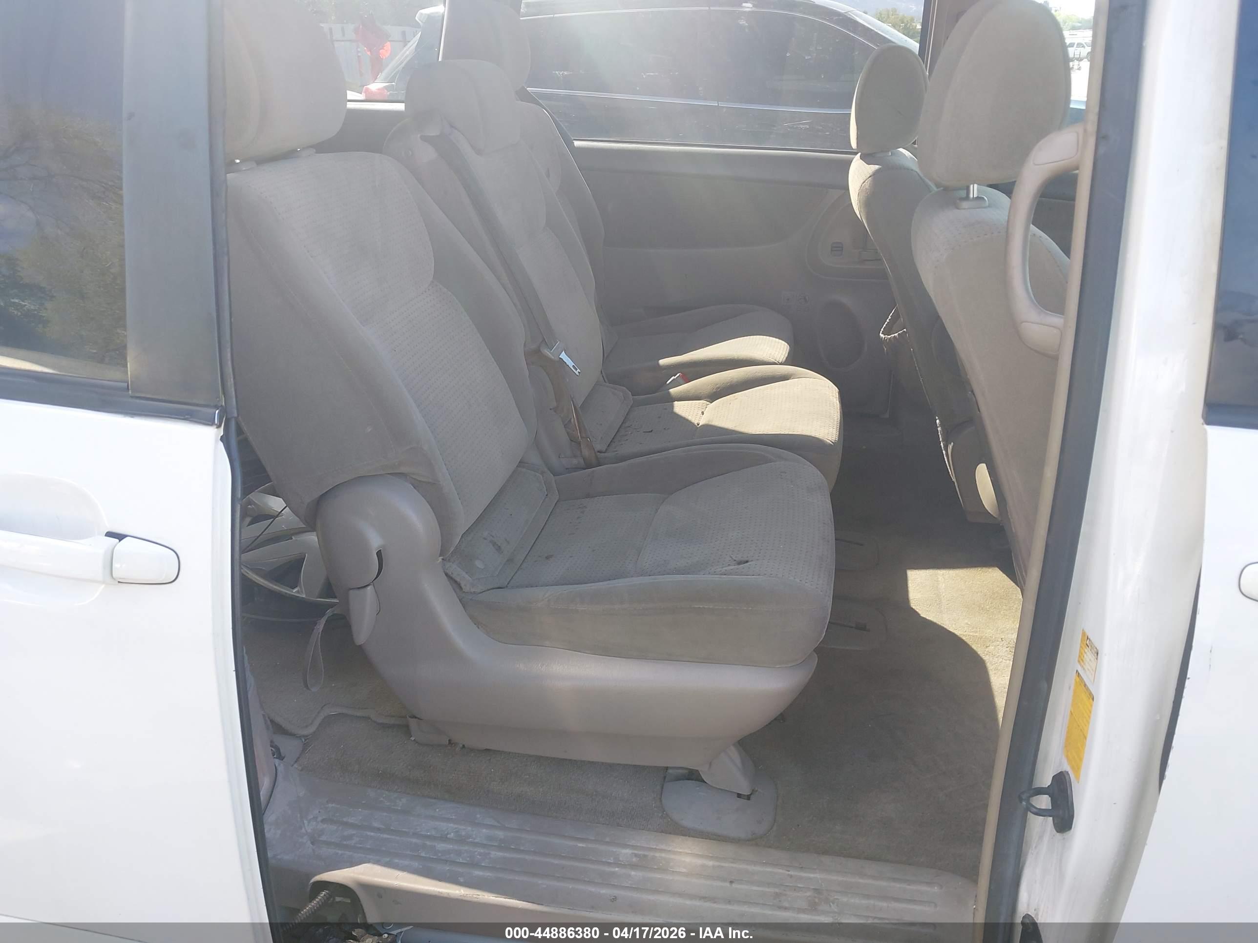 TOYOTA SIENNA image 8