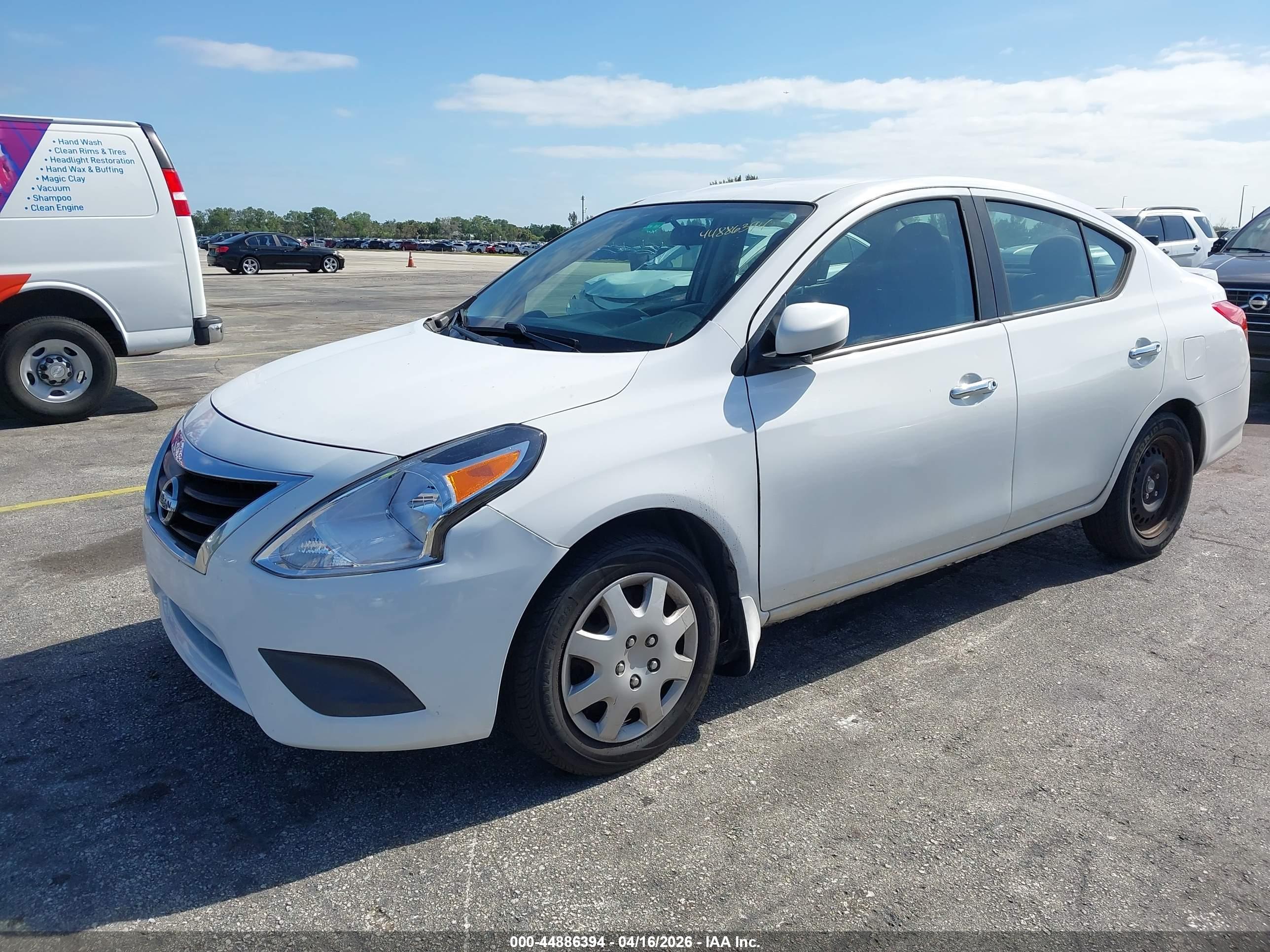 NISSAN VERSA image 2