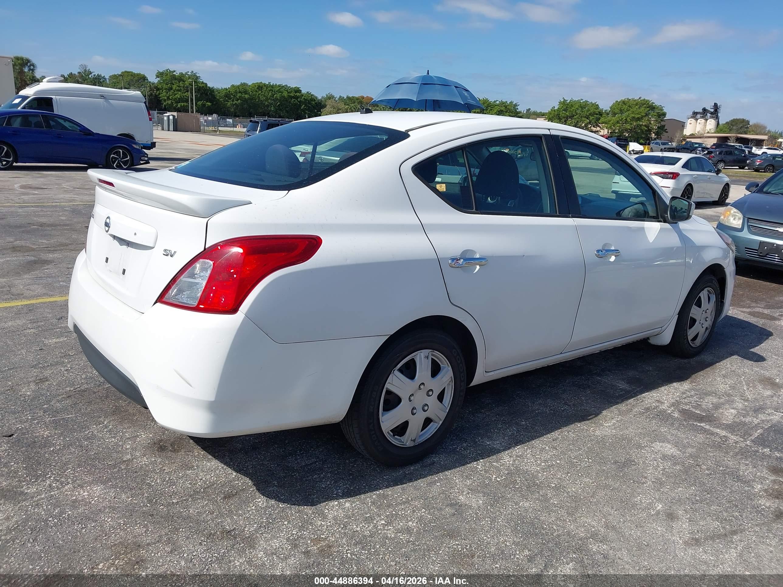 NISSAN VERSA image 4
