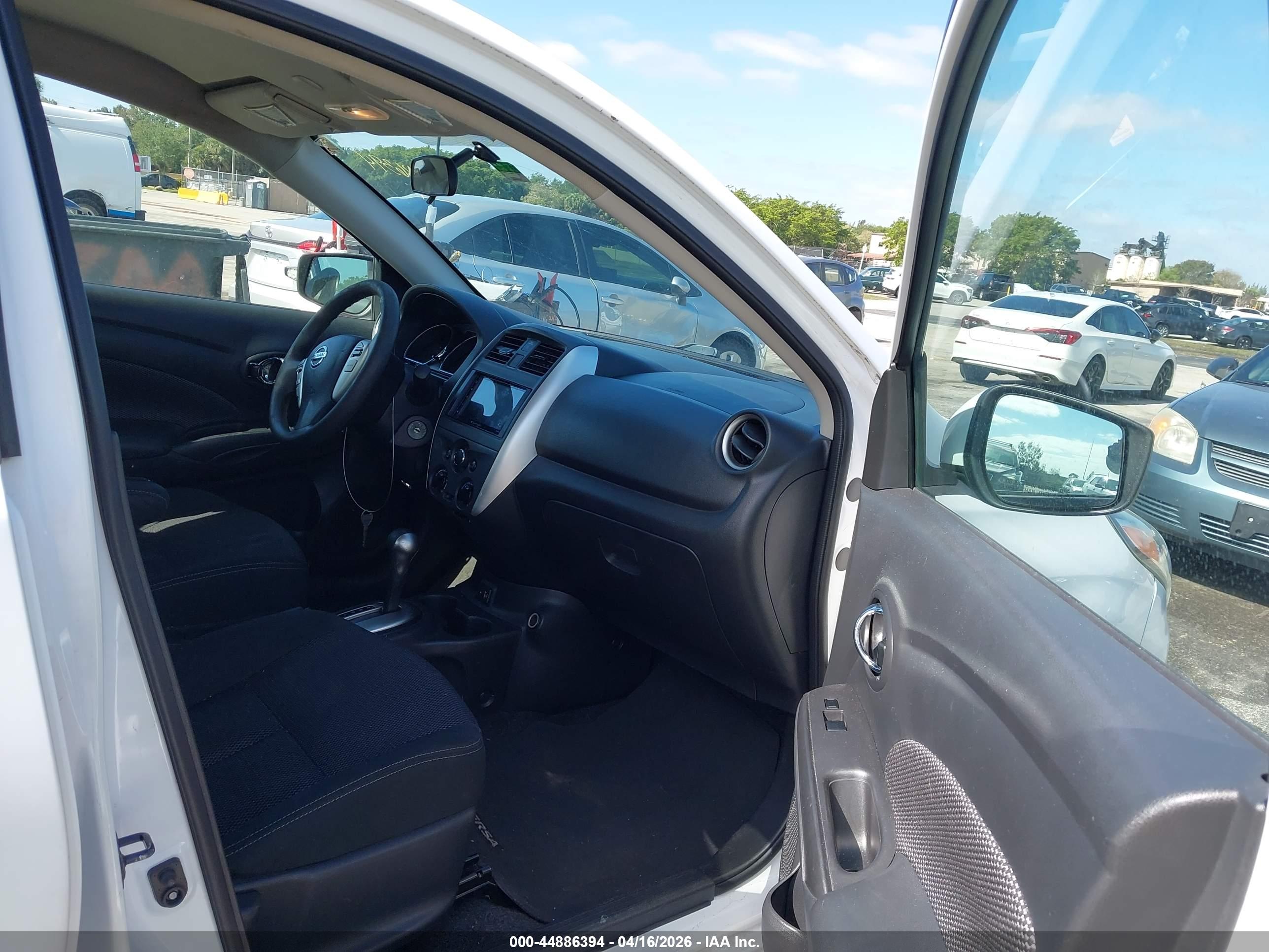 NISSAN VERSA image 5