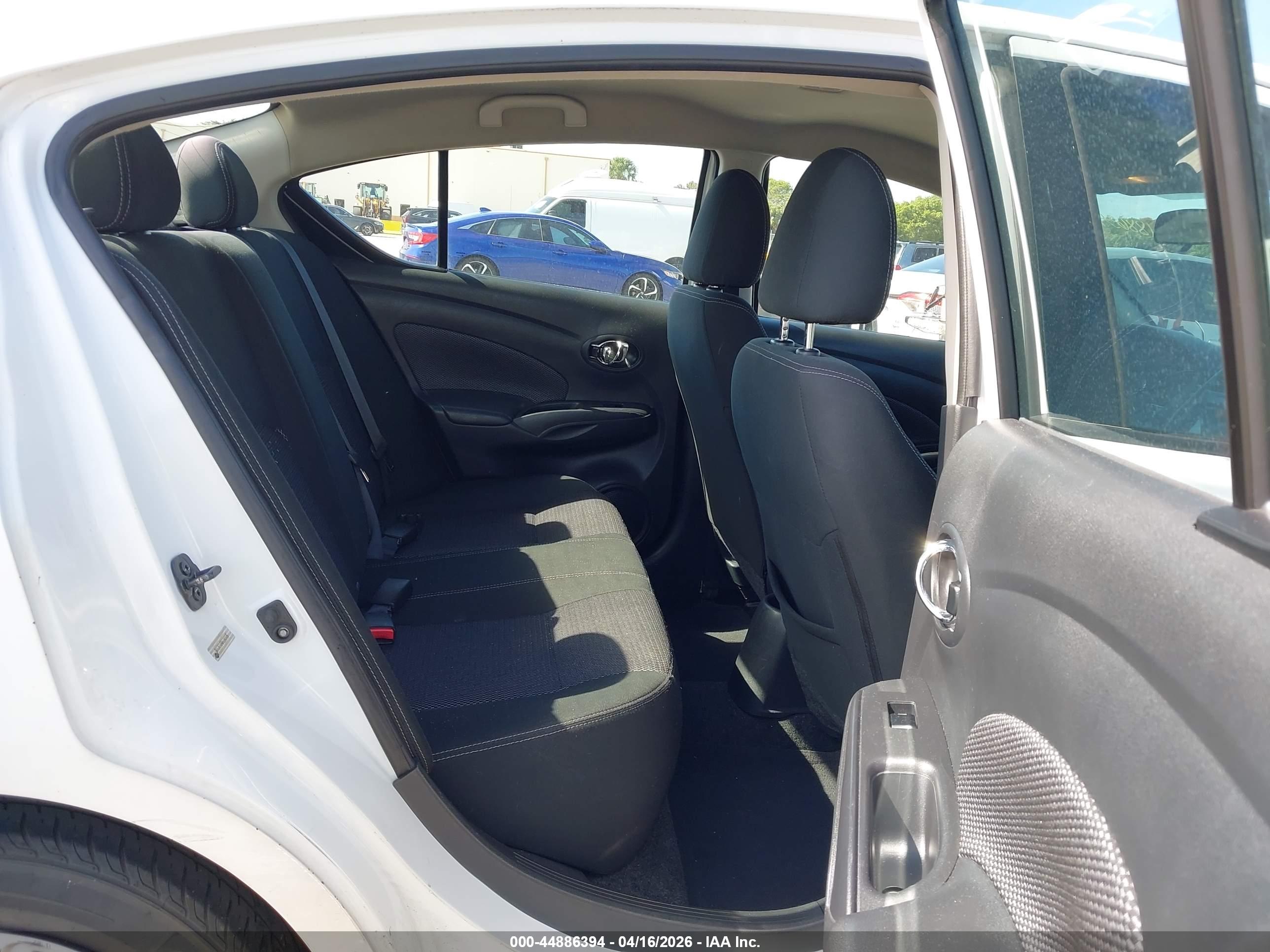 NISSAN VERSA image 8