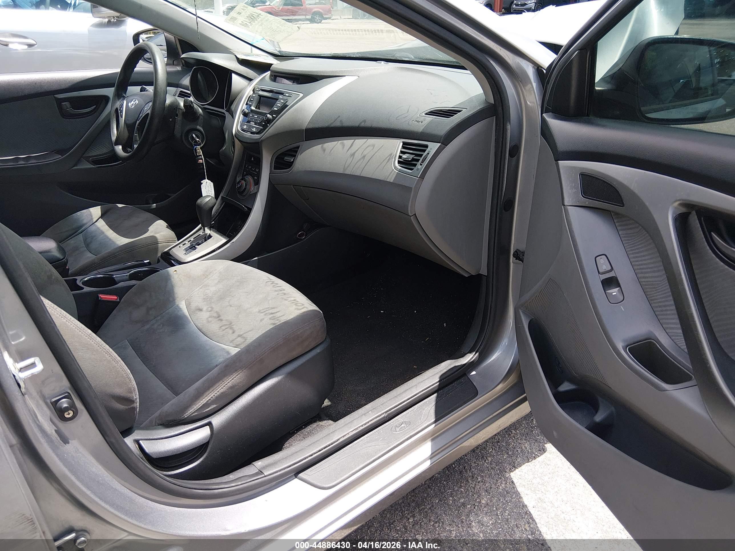 HYUNDAI ELANTRA image 5