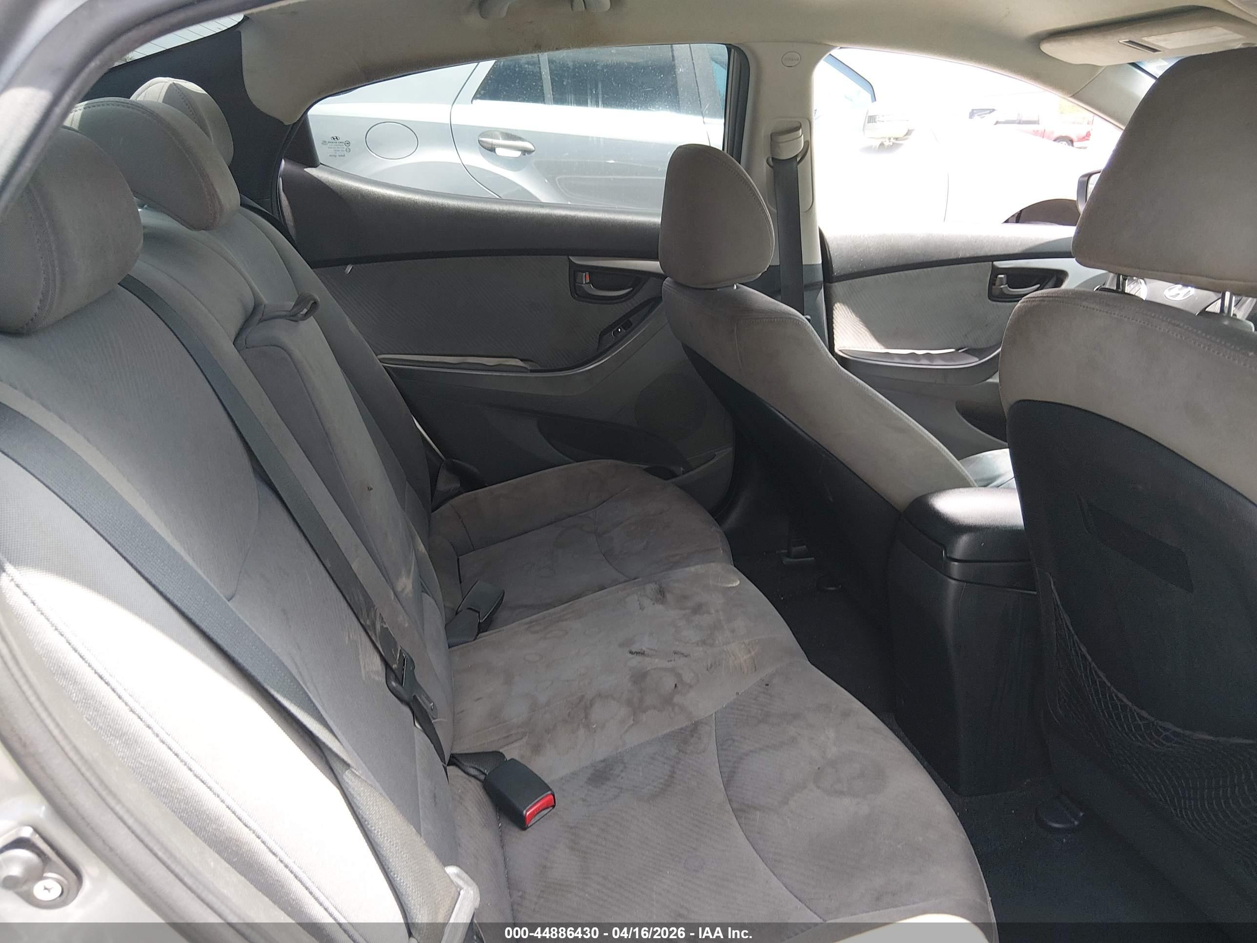 HYUNDAI ELANTRA image 8