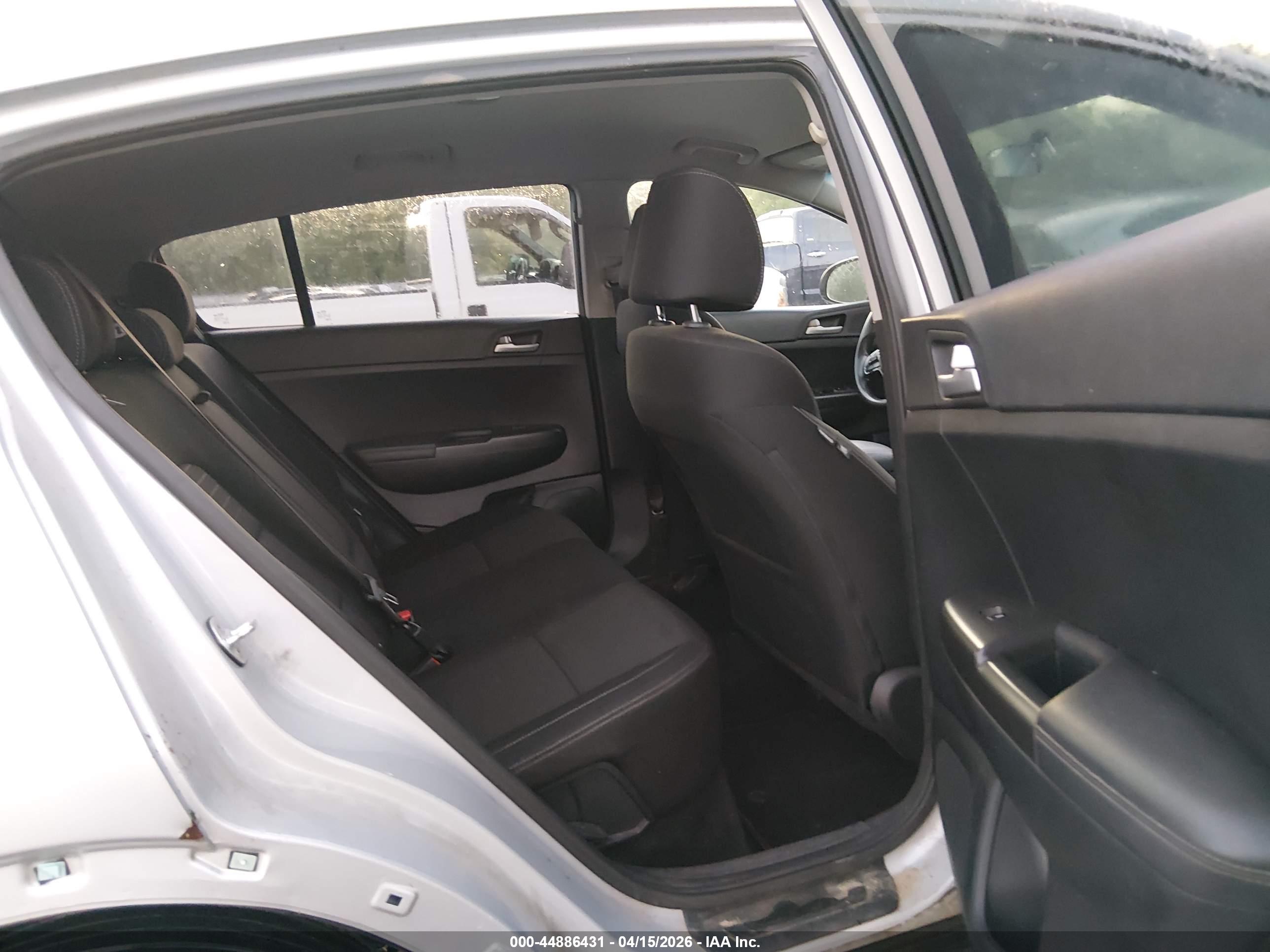 KIA SPORTAGE image 8