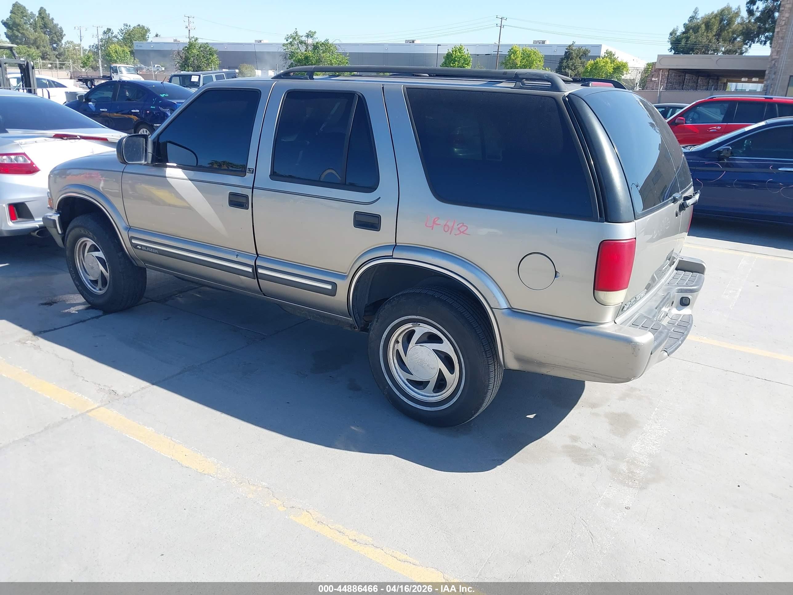 CHEVROLET BLAZER image 3