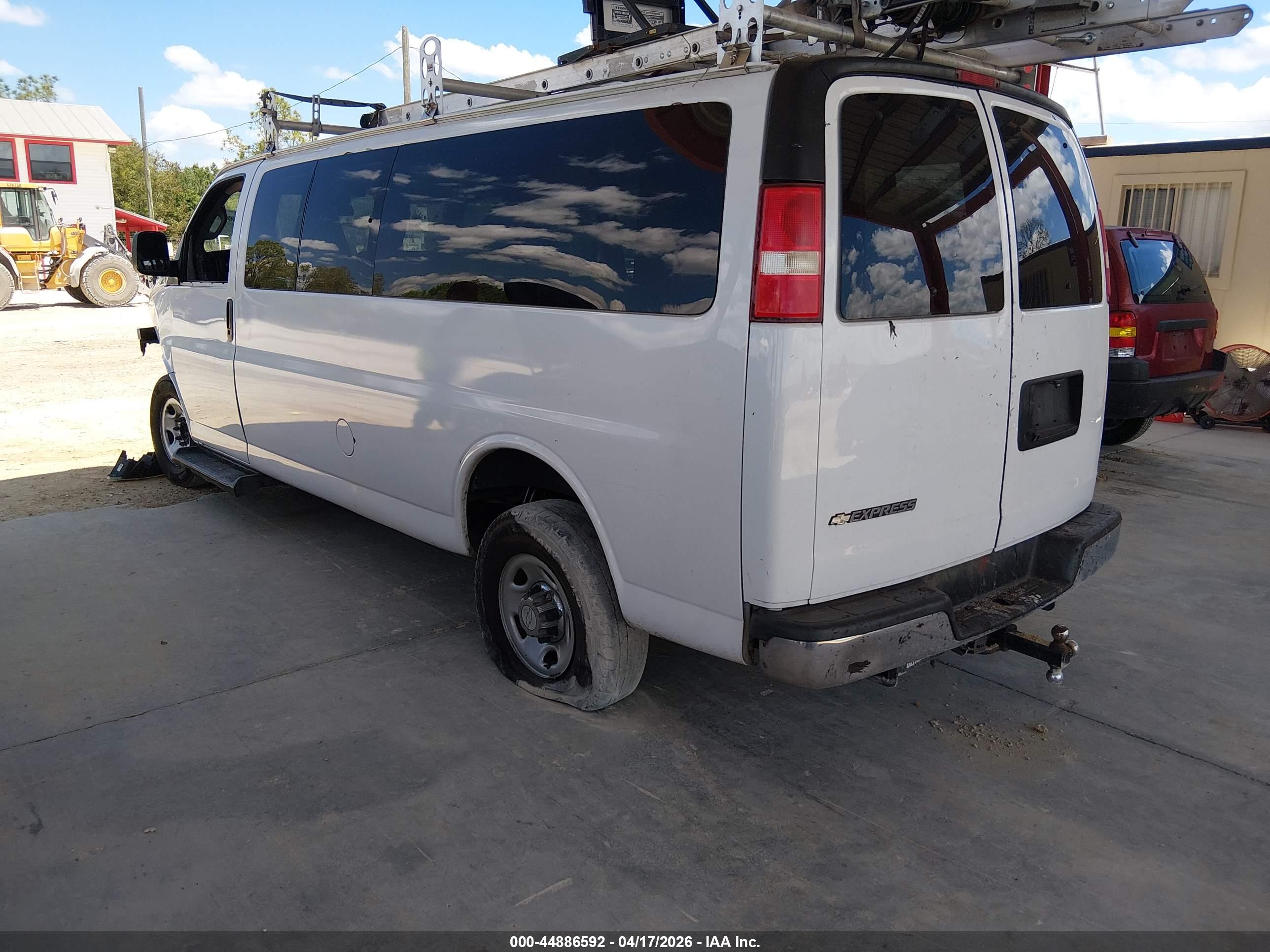CHEVROLET EXPRESS image 3