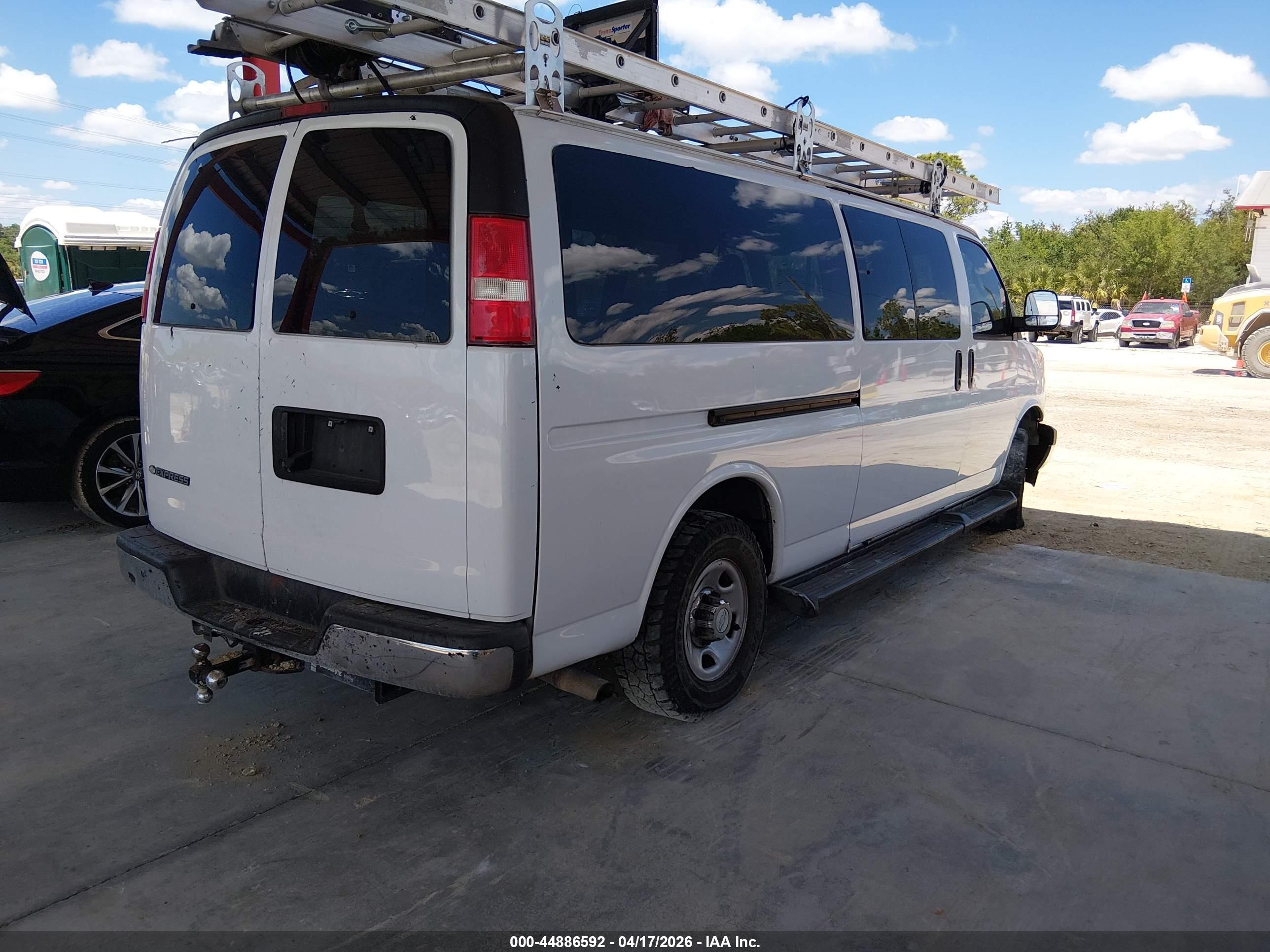 CHEVROLET EXPRESS image 4