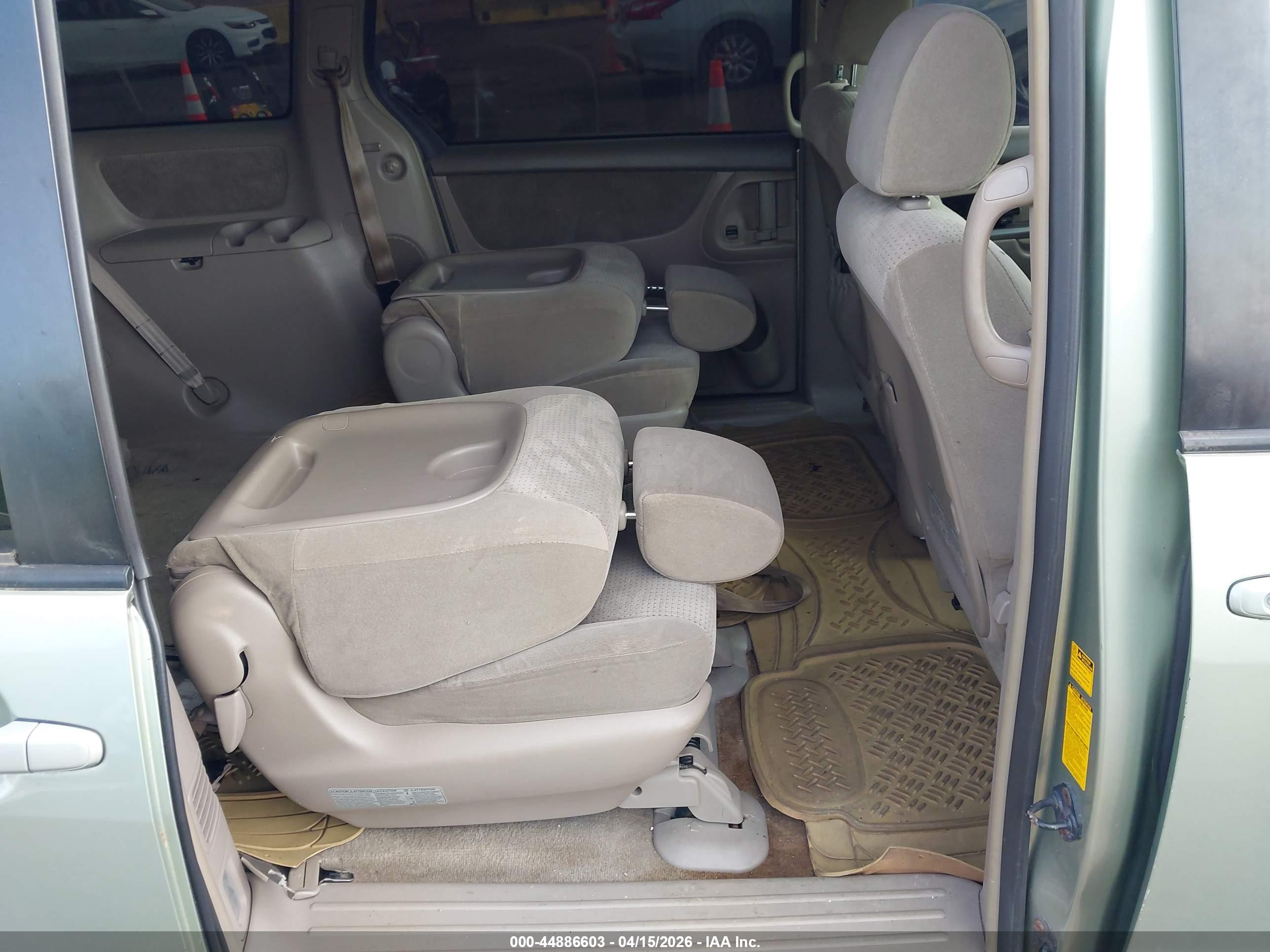 TOYOTA SIENNA image 8