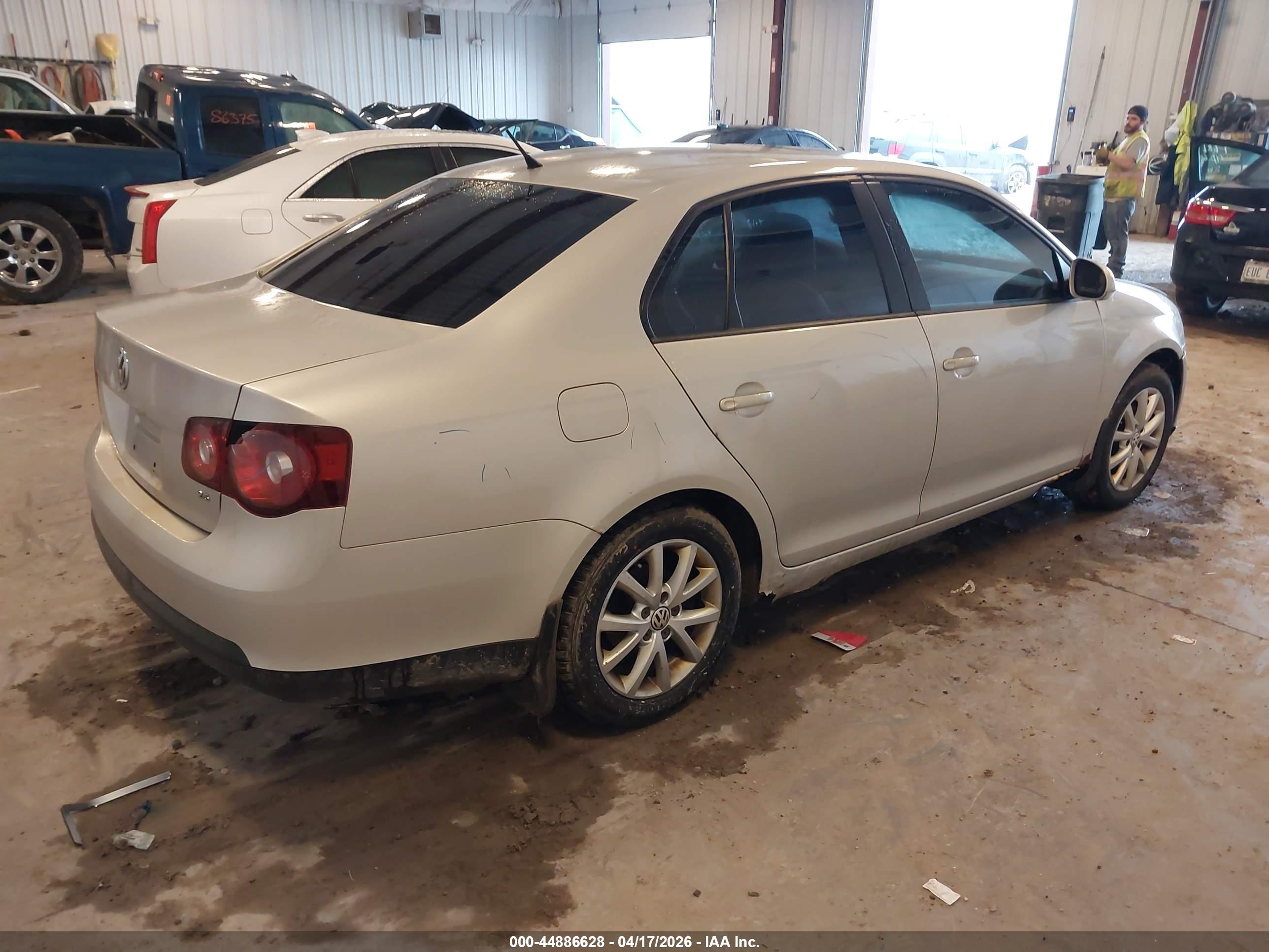VOLKSWAGEN JETTA image 4