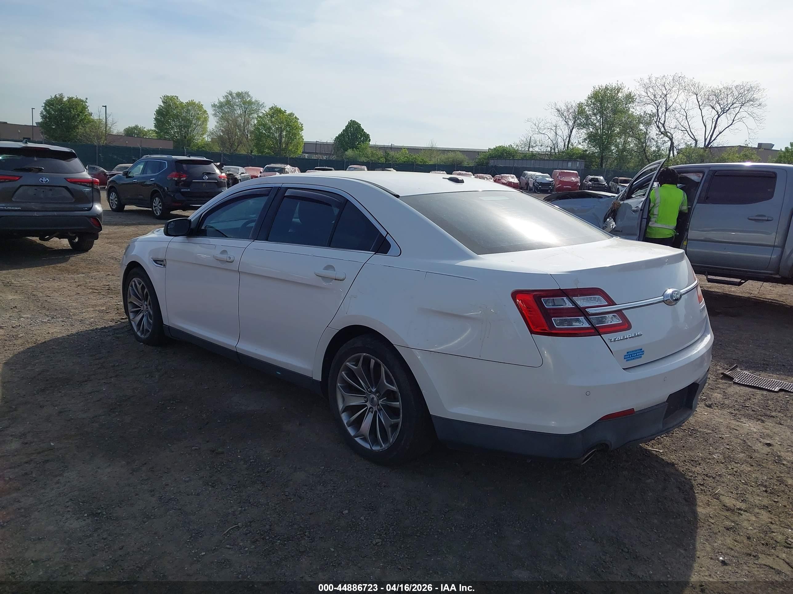 FORD TAURUS image 3
