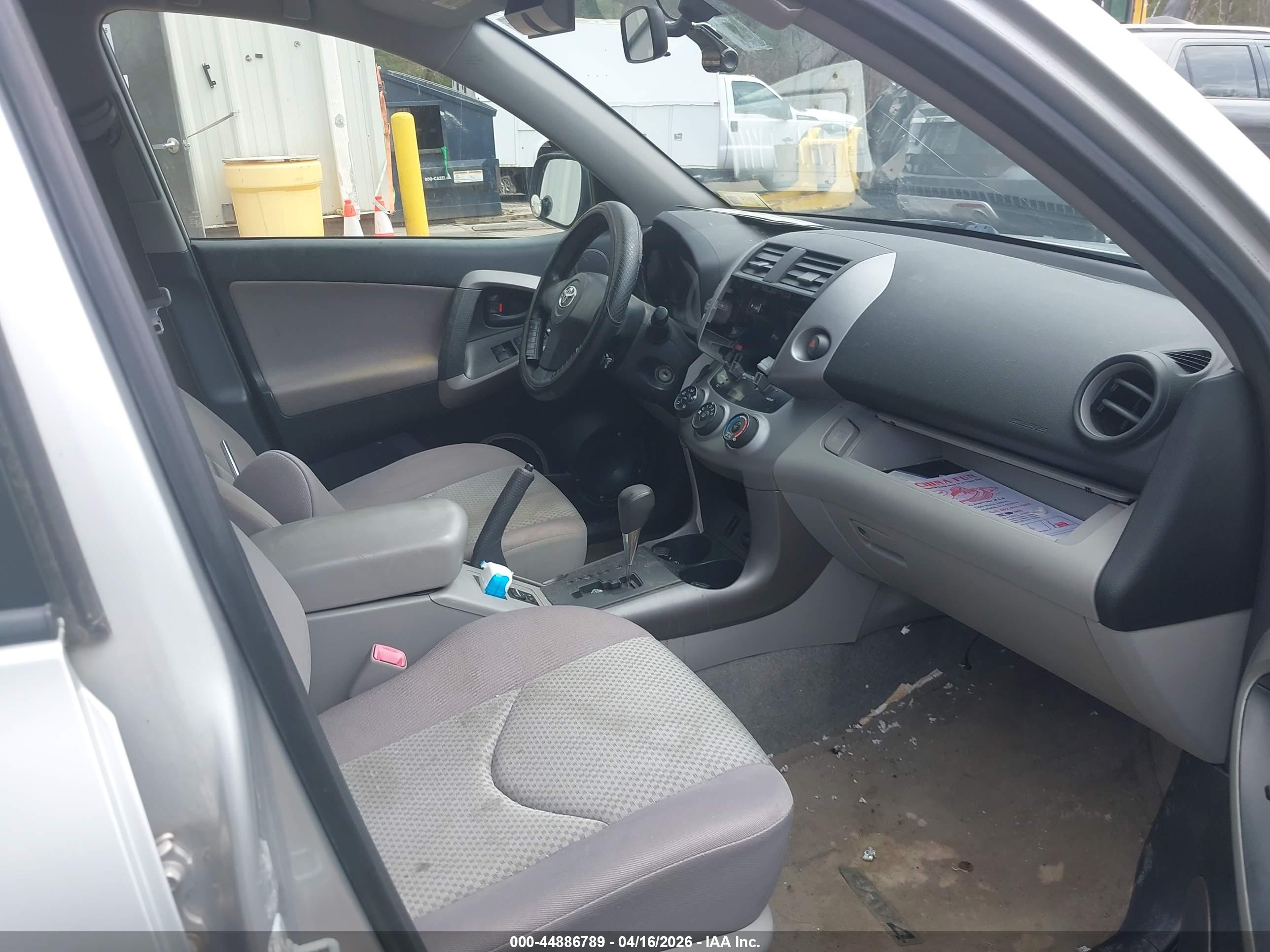TOYOTA RAV4 image 5