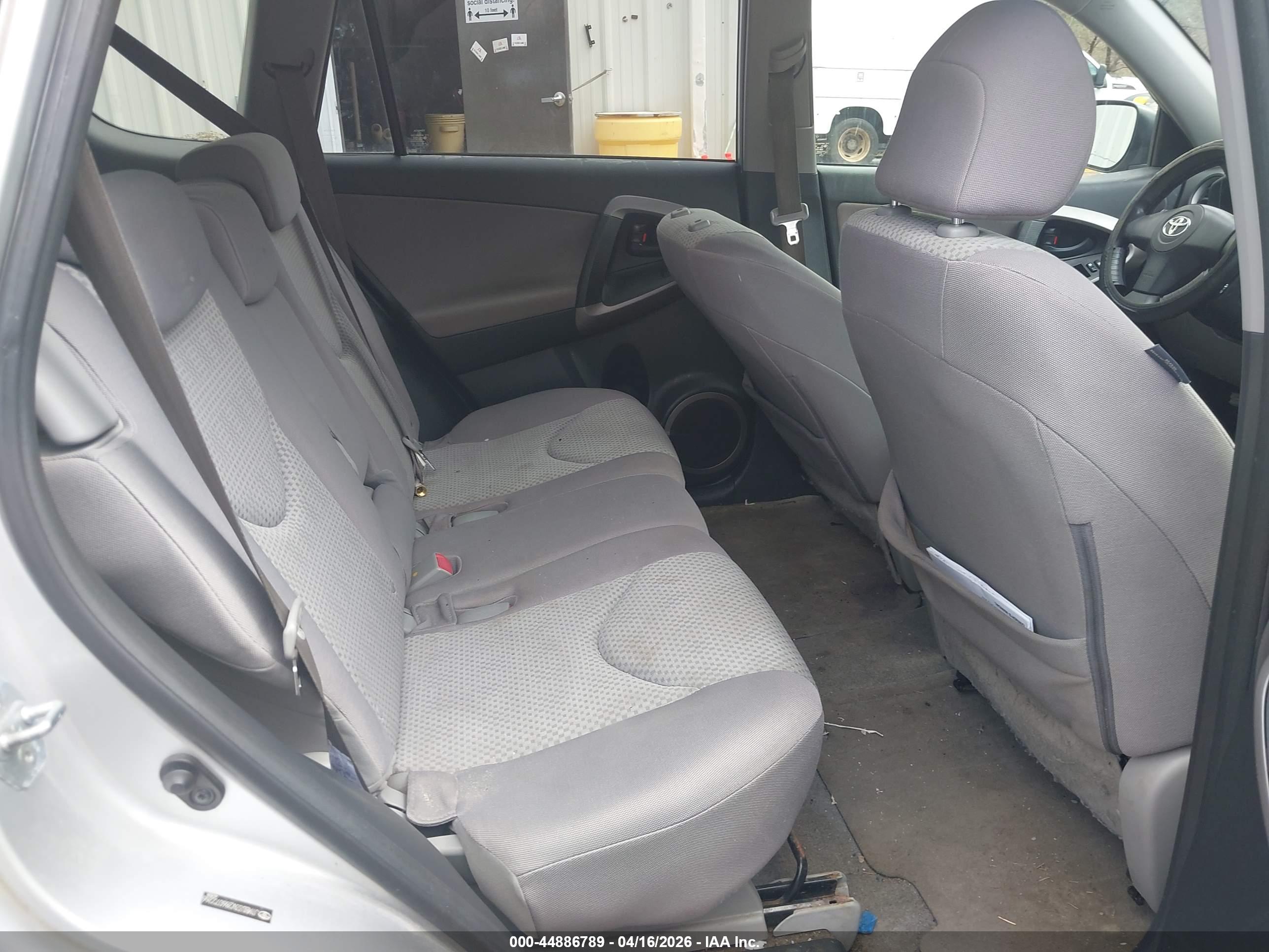TOYOTA RAV4 image 8