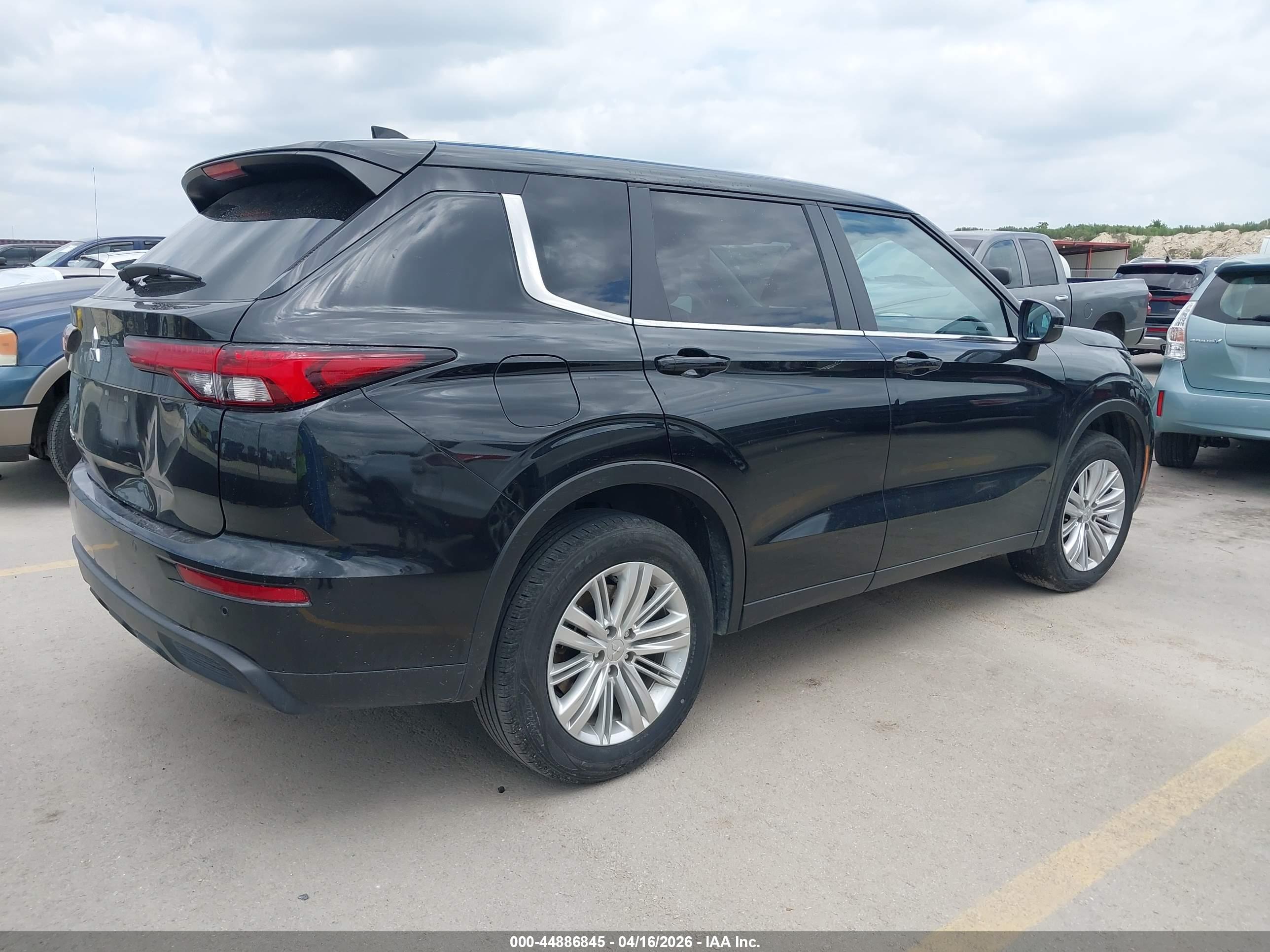 MITSUBISHI OUTLANDER image 4
