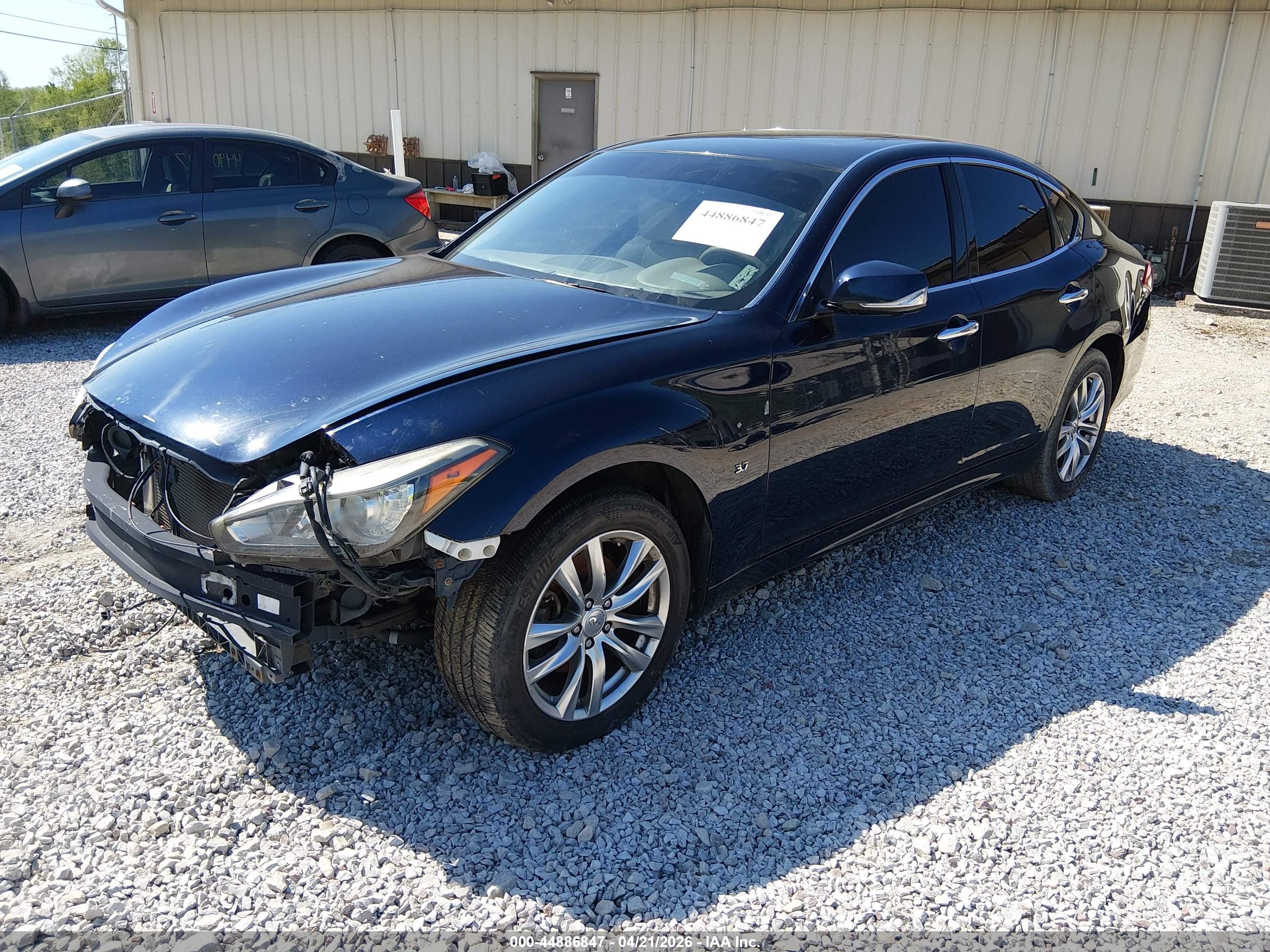 INFINITI Q70 image 2