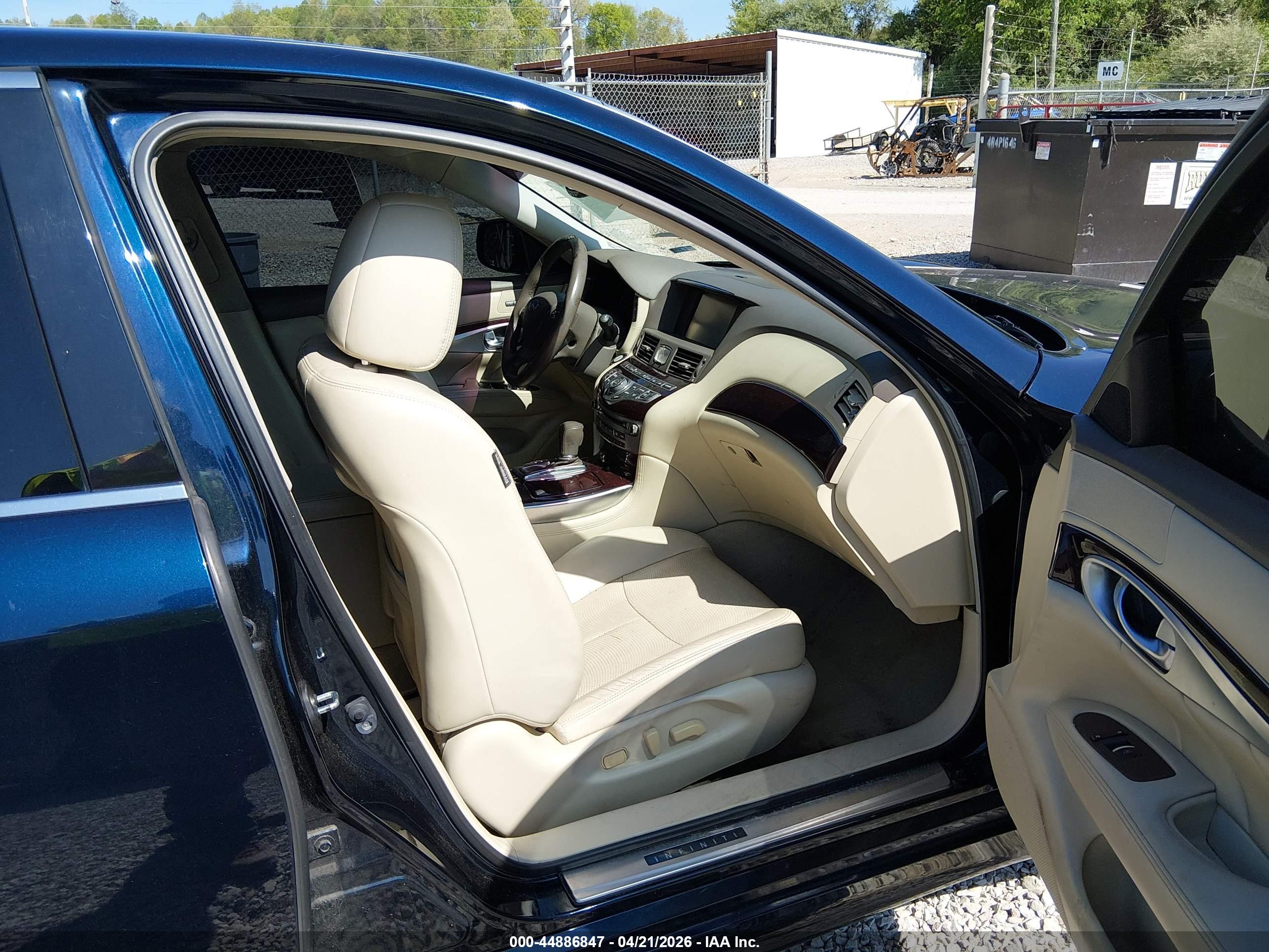 INFINITI Q70 image 5