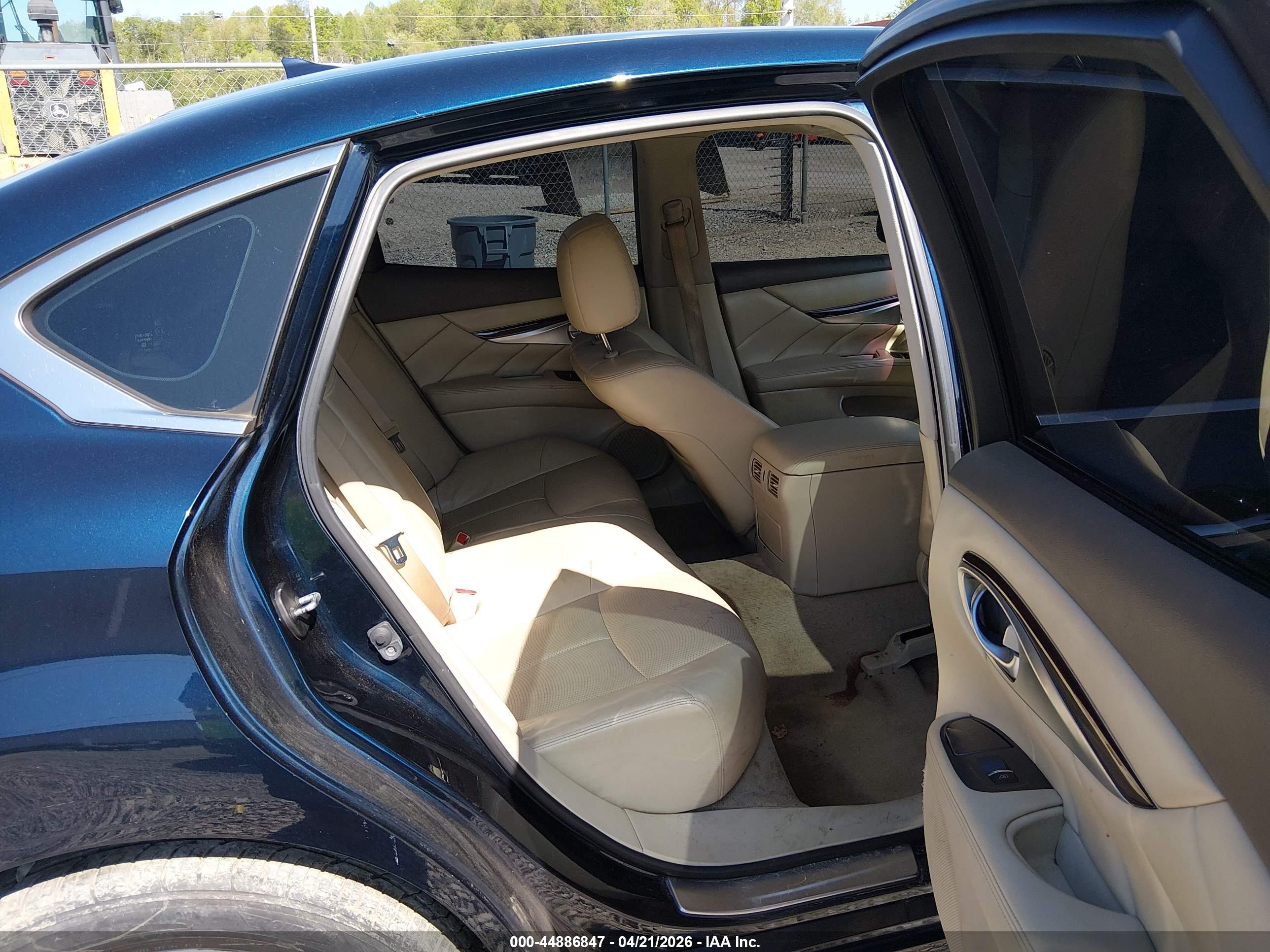 INFINITI Q70 image 8