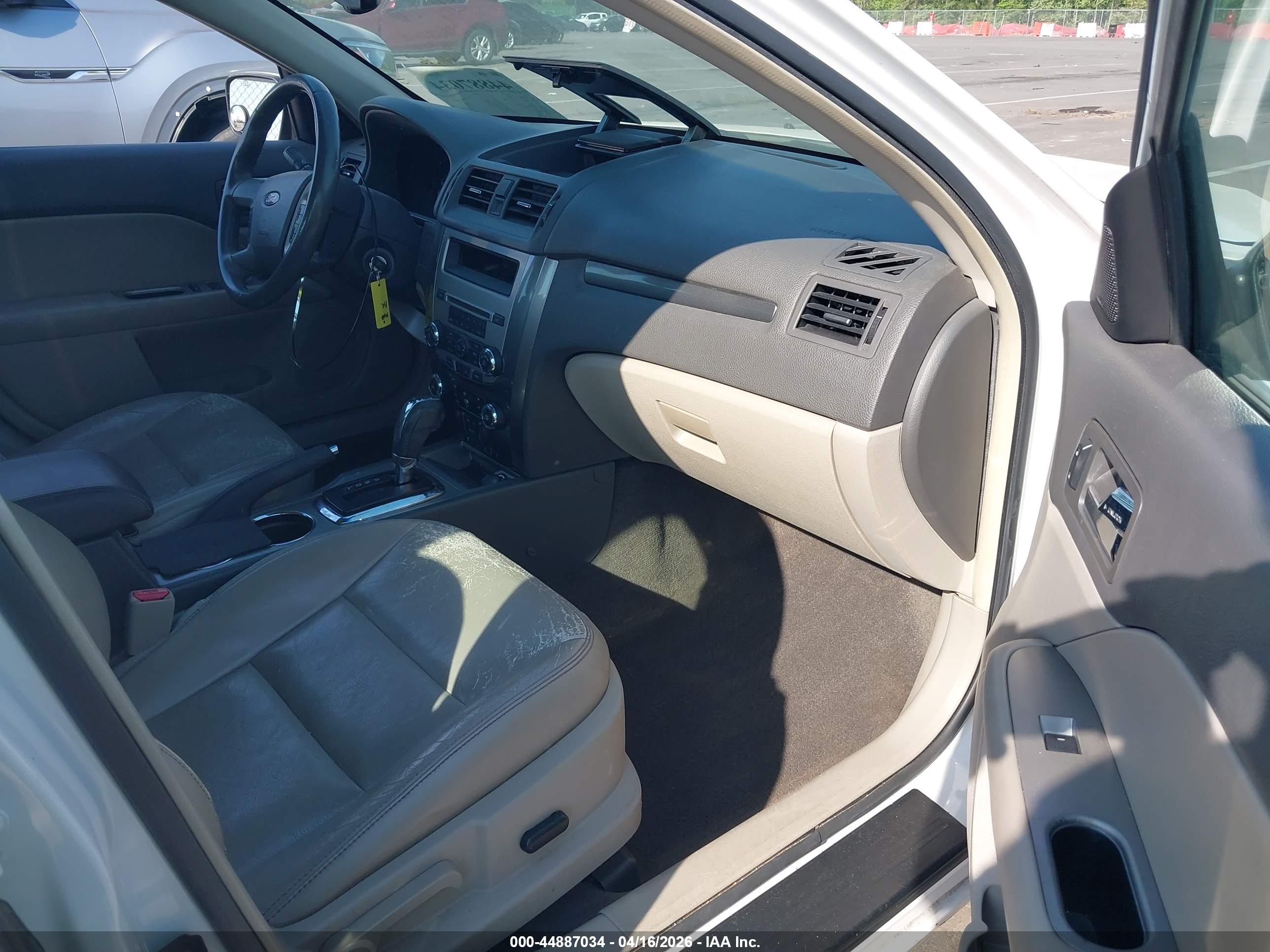 FORD FUSION image 5