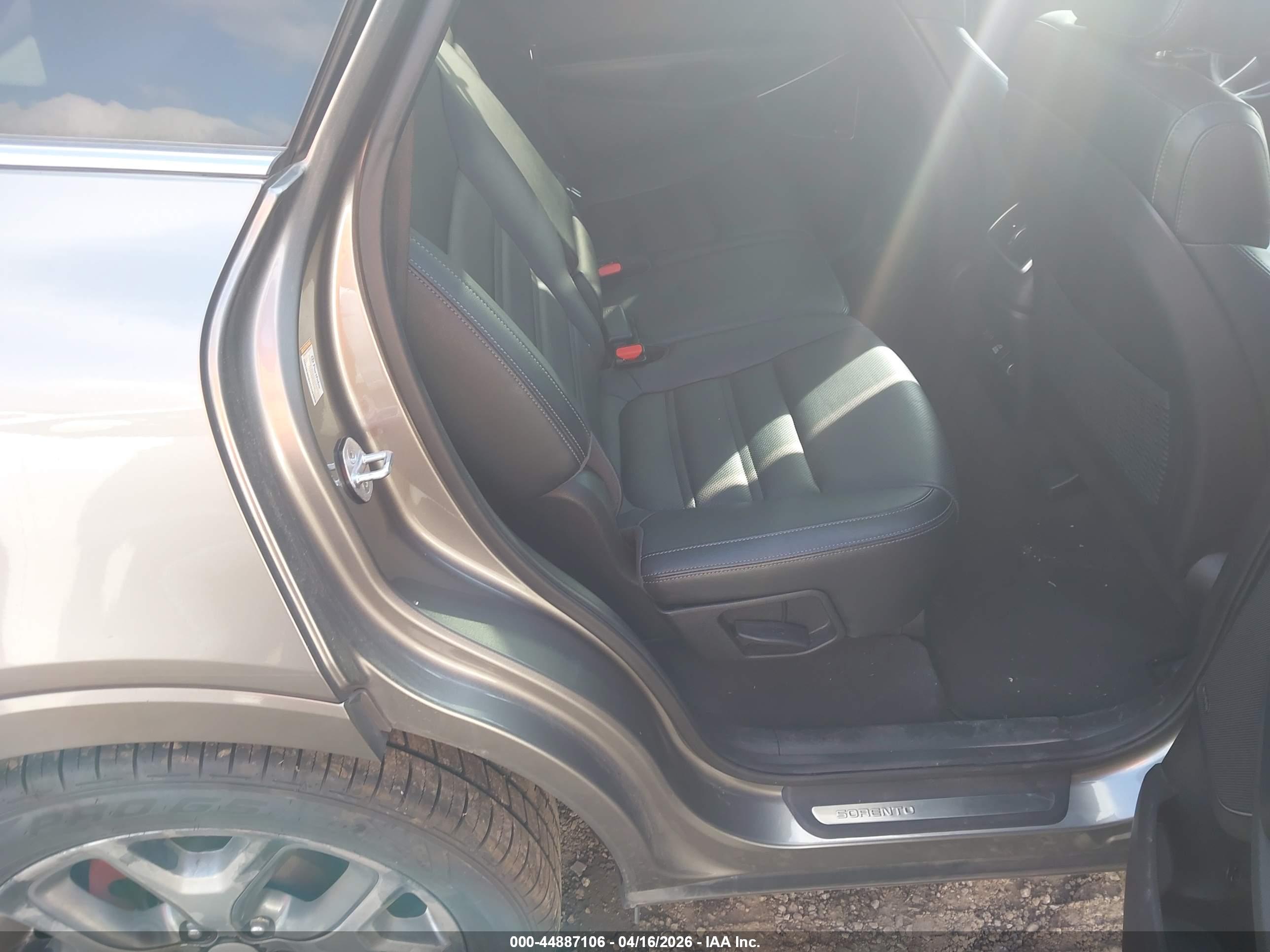 KIA SORENTO image 8