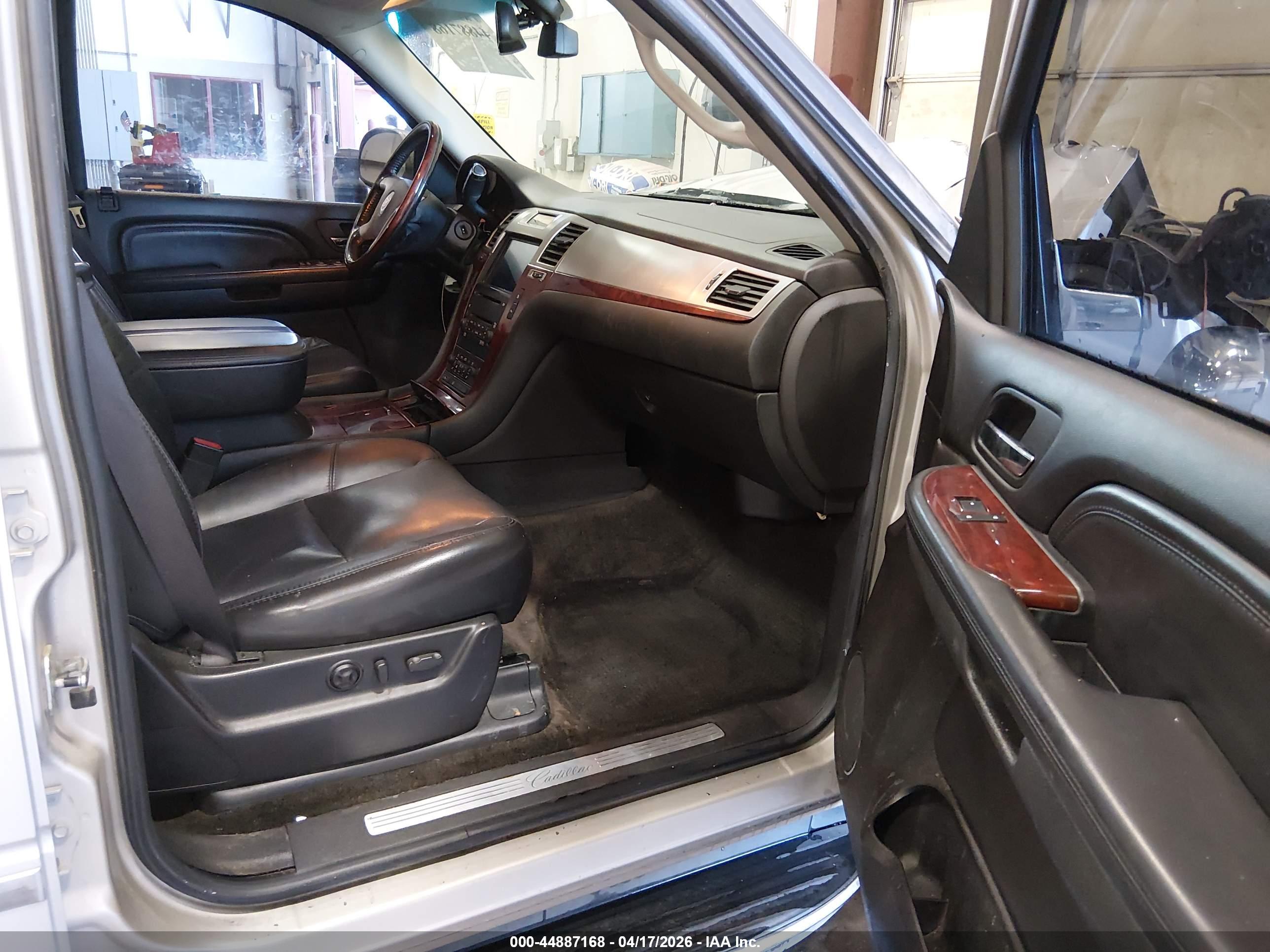 CADILLAC ESCALADE image 5
