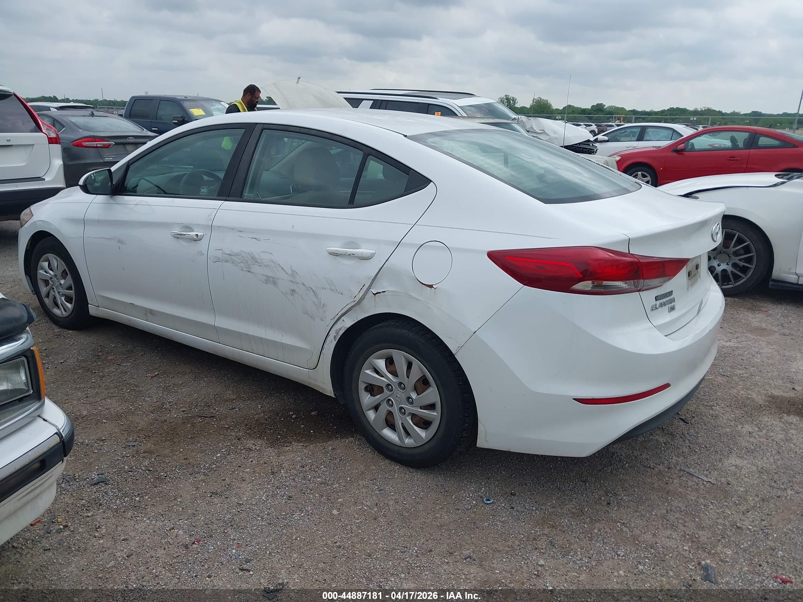 HYUNDAI ELANTRA image 3