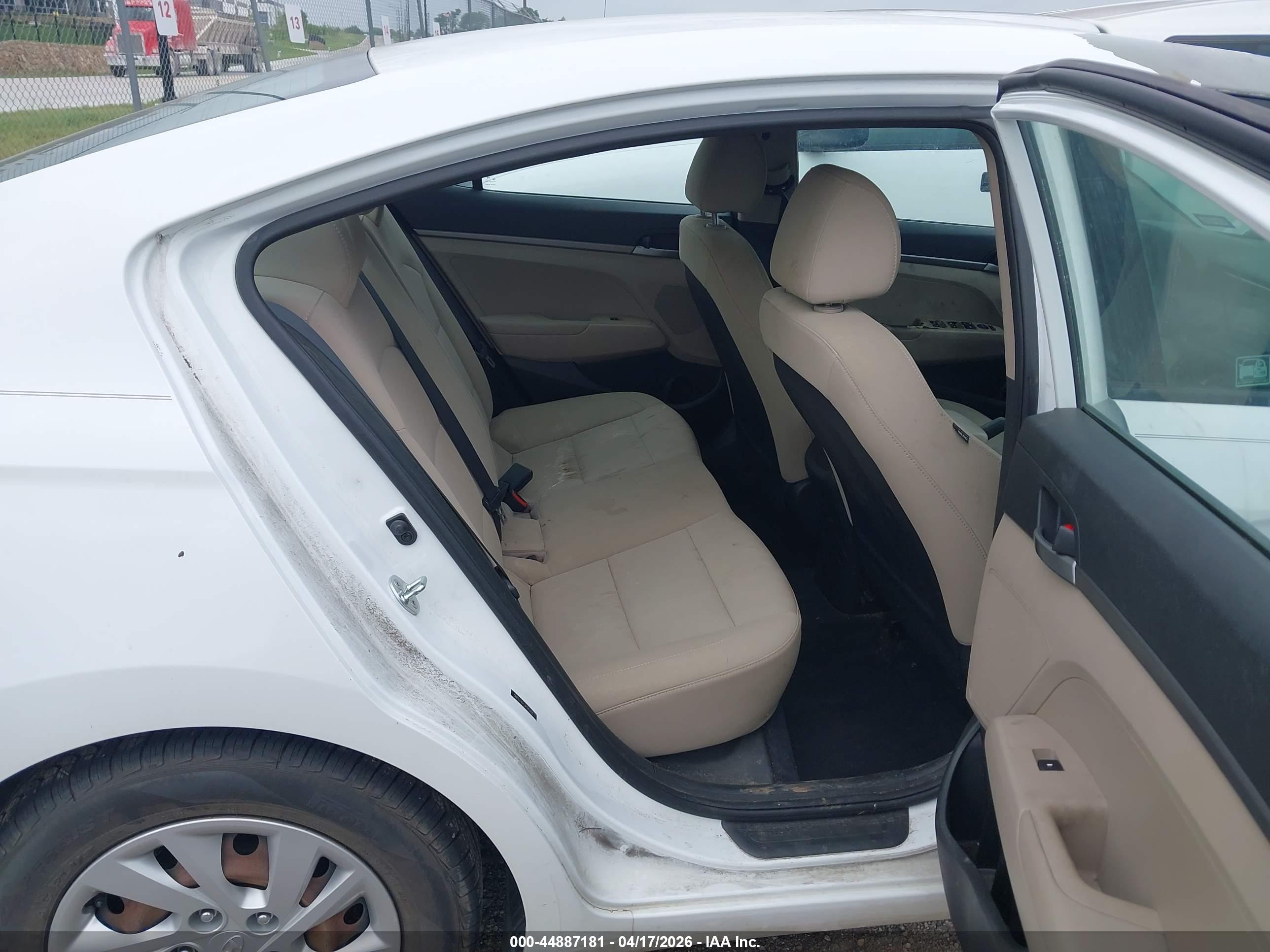 HYUNDAI ELANTRA image 8