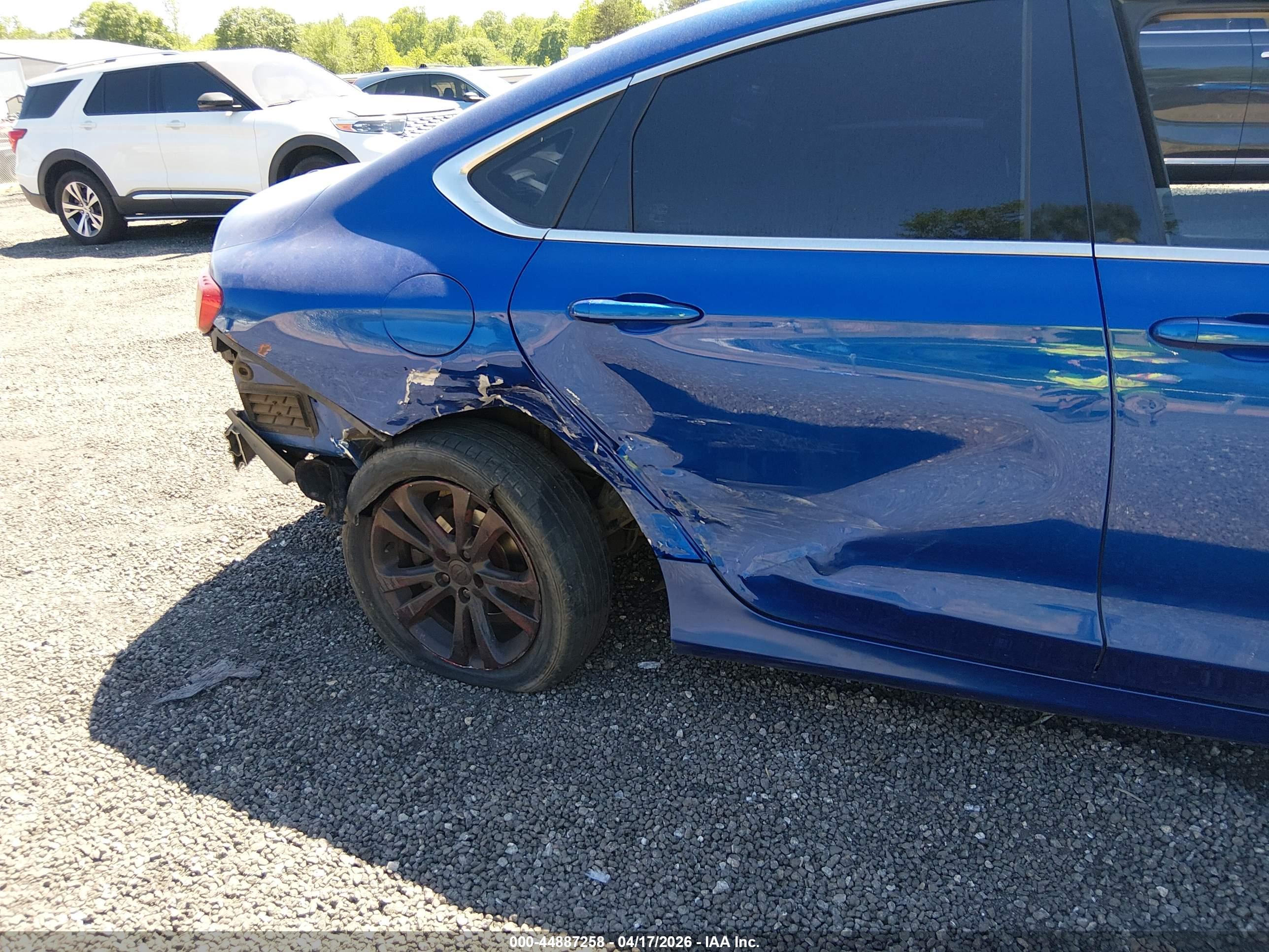 CHRYSLER 200 image 6