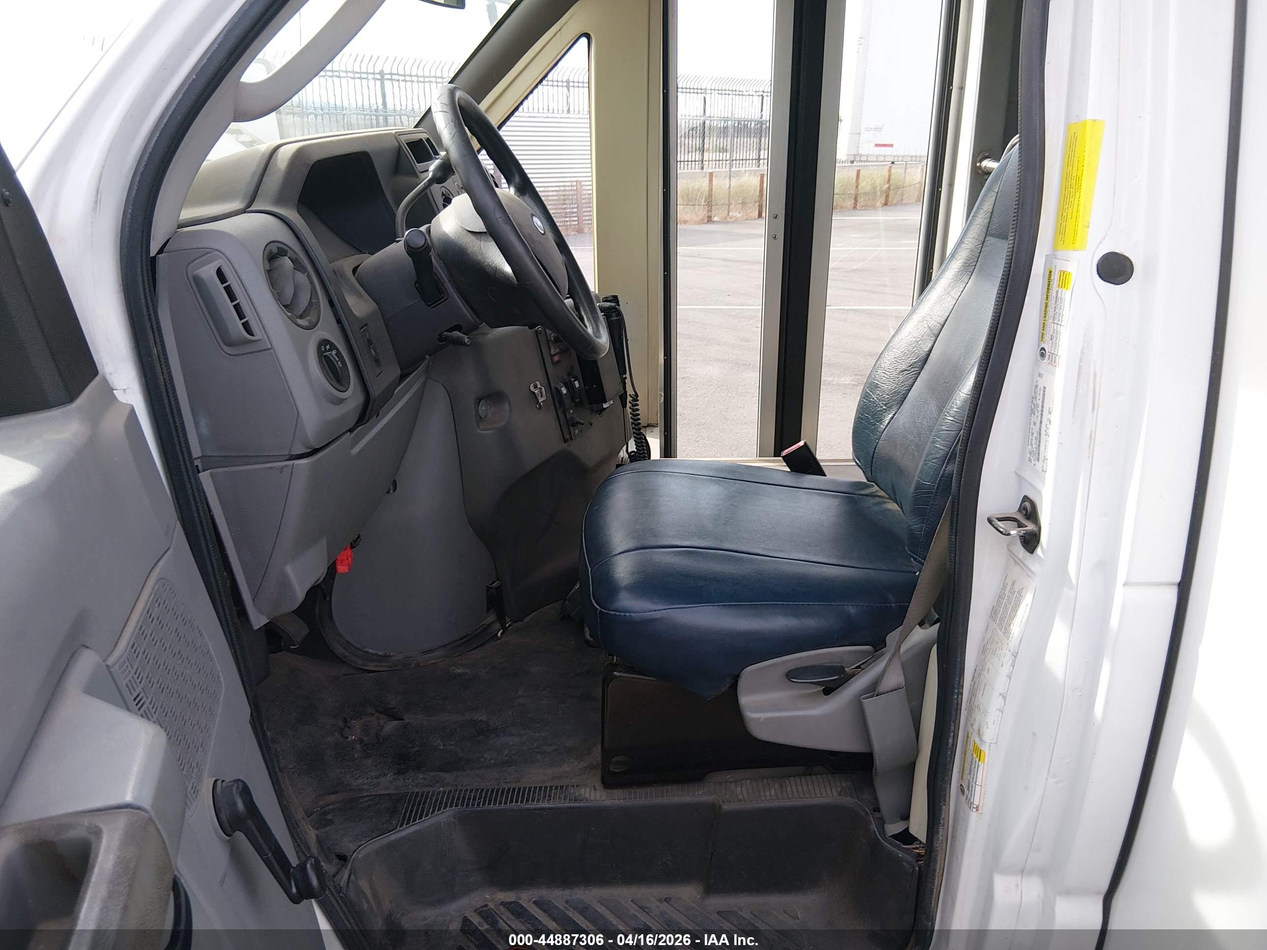 FORD E-450 image 7